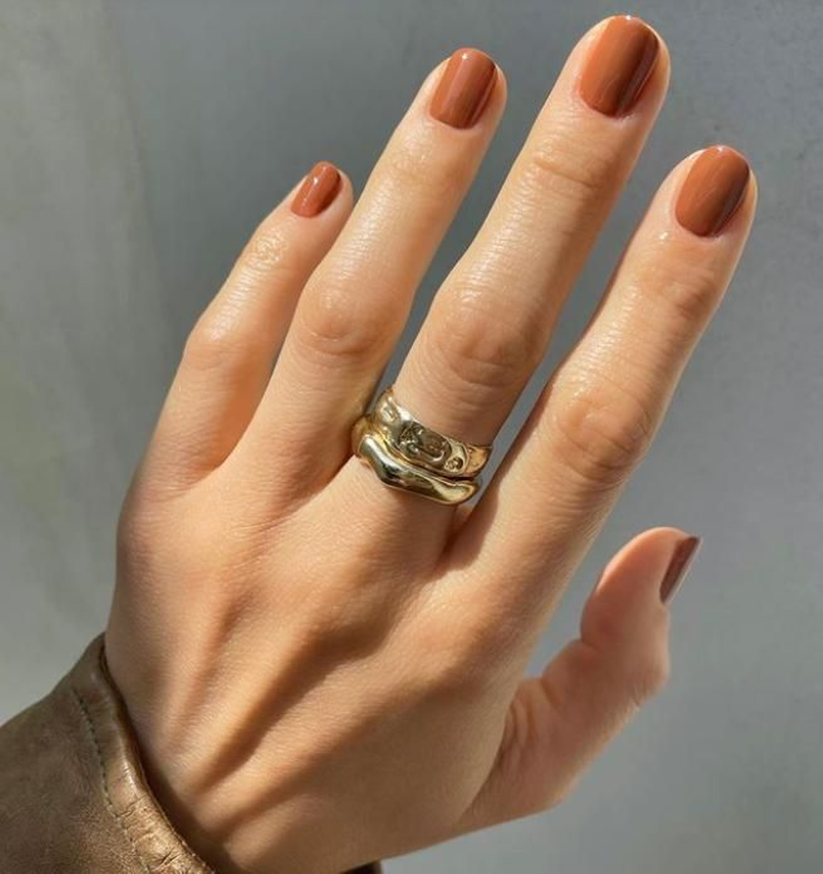 Manicura de color marrón, la tendencia del otoño.