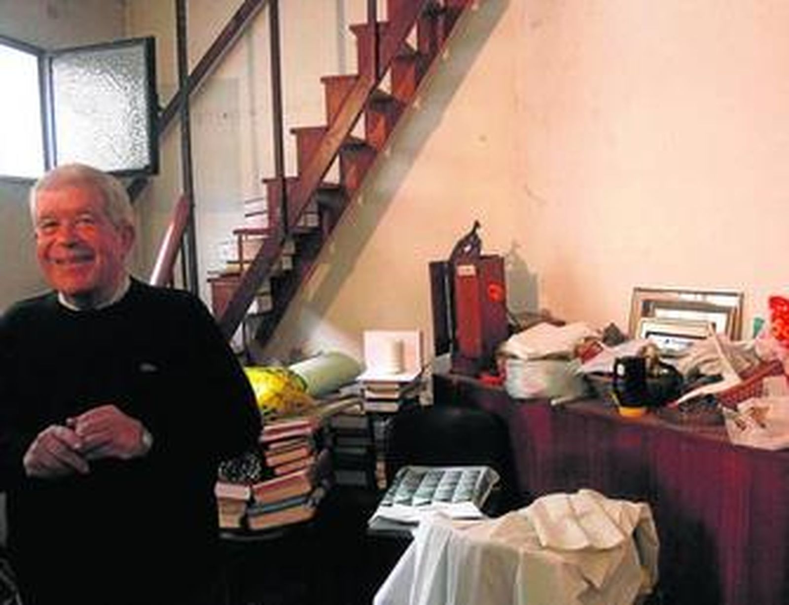 Sebastián Llanes, ayer, en la sacristía de la iglesia del Corpus, que quedó muy dañada.