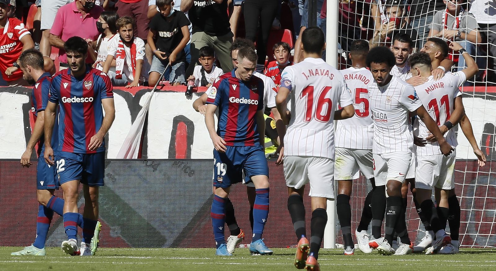 Los jugadores del Sevilla celebran un gol ante el Levante.