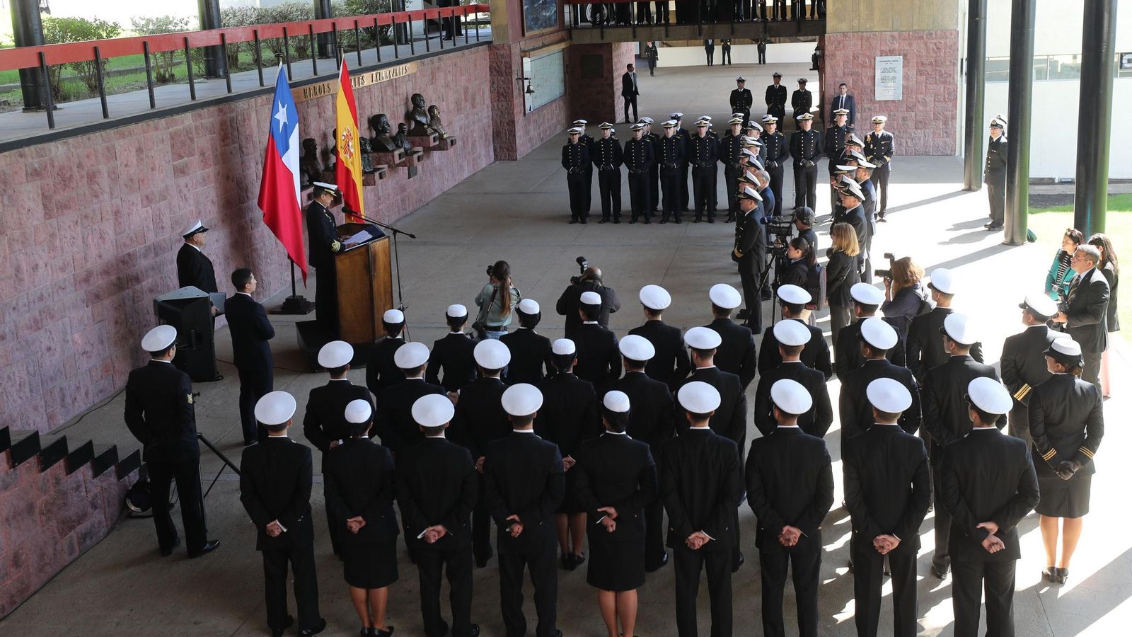 Descubrimiento del busto de Blas de Lezo en la Escuela naval de Valparaíso (Chile). Descubrimiento del busto de Blas de Lezo en la Escuela naval de Valparaíso (Chile).