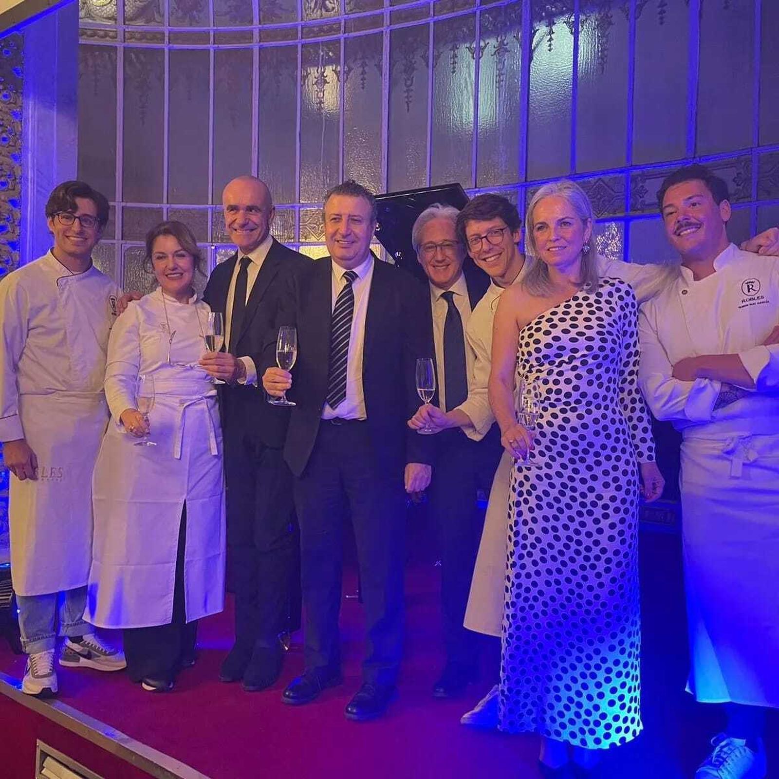 Laura y Robles, con el presidente de las Diputación de Sevilla, Javier Fernández, y el senador Antonio Muñoz.