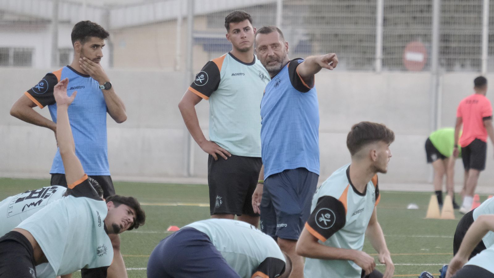 Juan Carlos Quero hace indicaciones durante un entrenamiento del Espeleño.