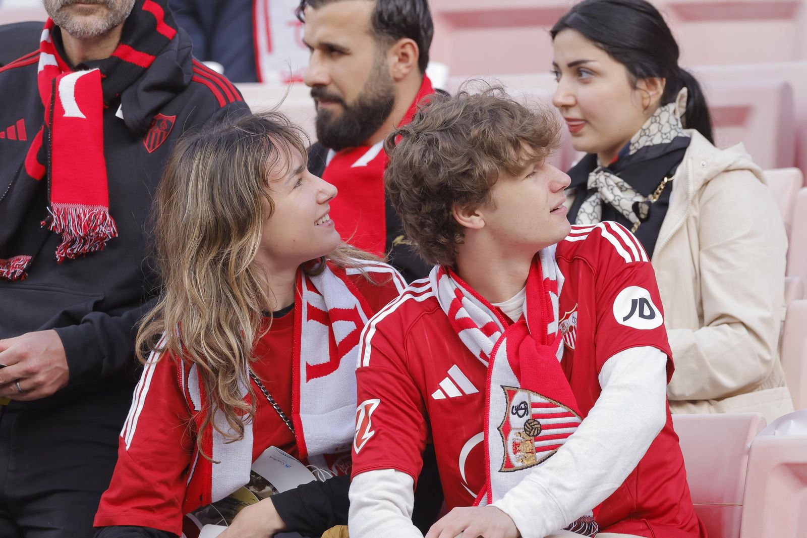 Búscate en las fotos del Sevilla -Betis