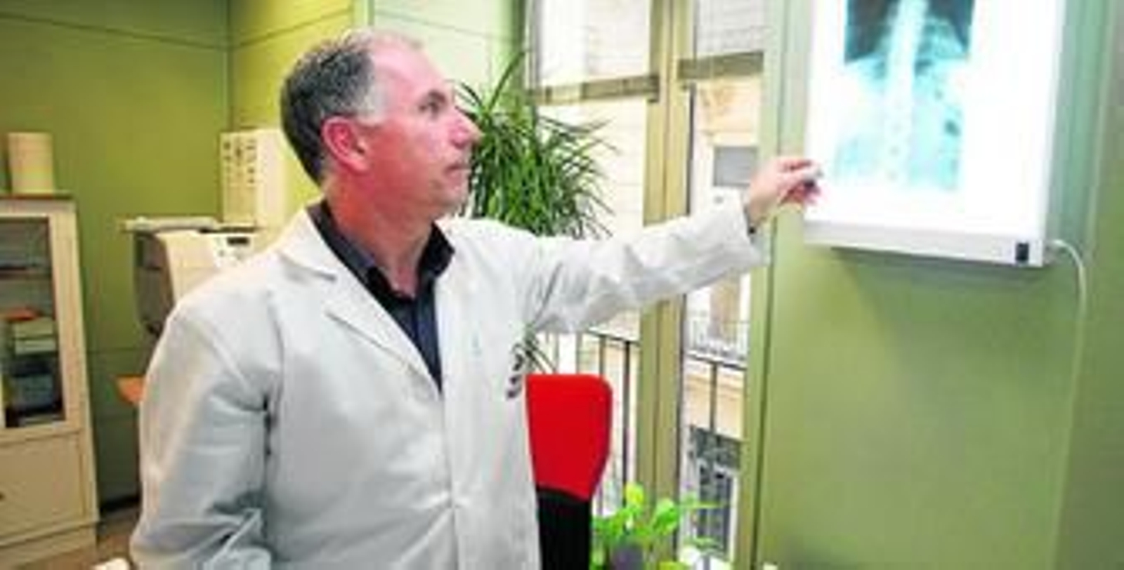 Antonio del Corral, coordinador de la Unidad de Valoración Médica de Incapacidades, analiza la radiografía de un paciente.