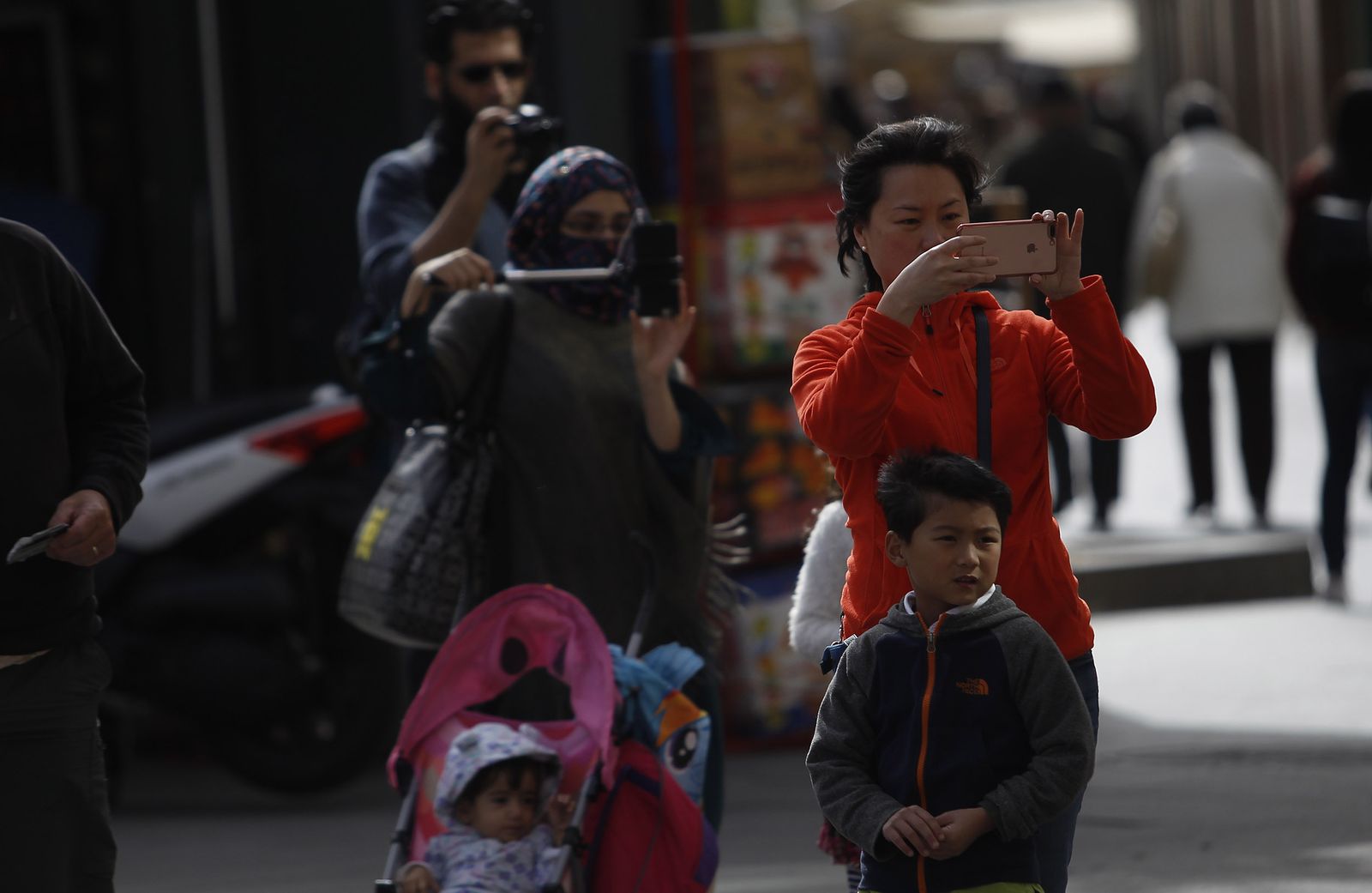 Turistas de distintas nacionalidades fotografían el patrimonio sevillano.