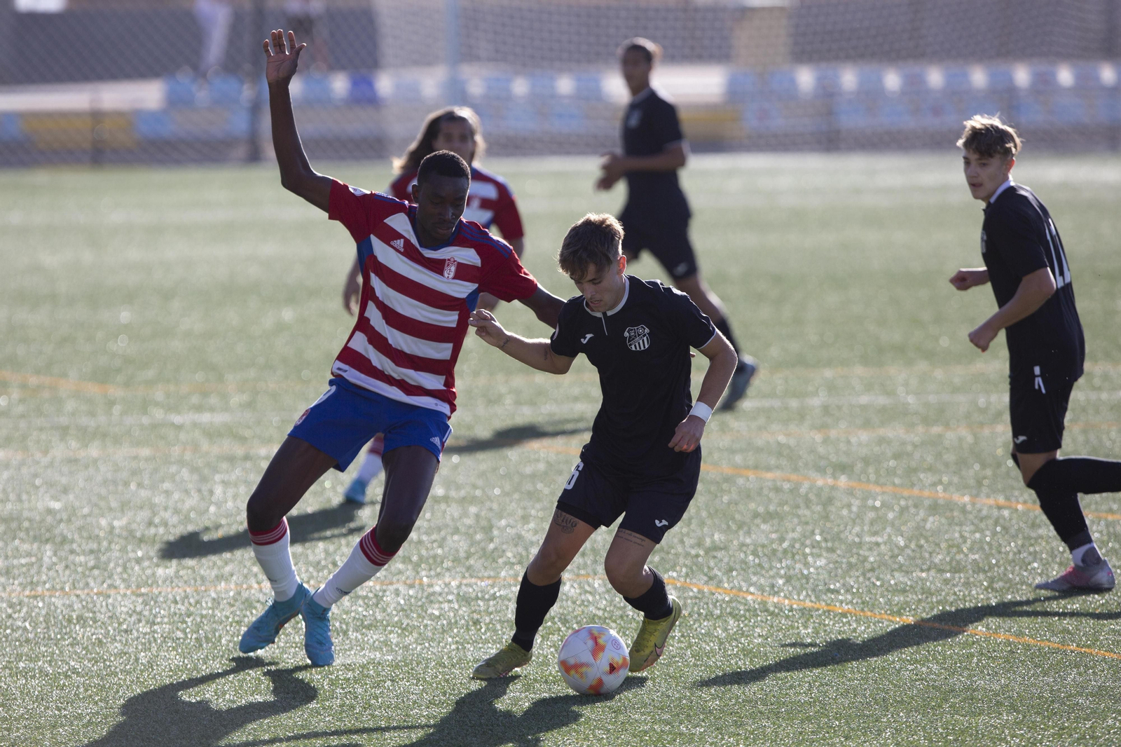 Eghosa presiona a un rival.