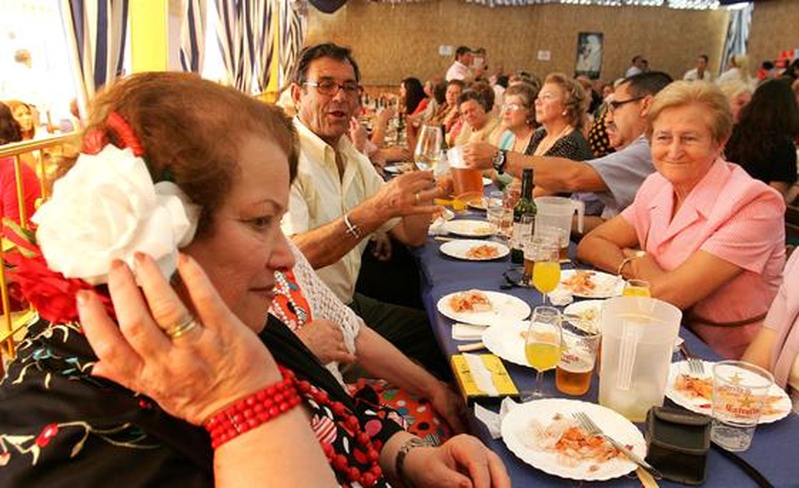 Una mujer se retoca ayer su clavel.

Foto: Pascual