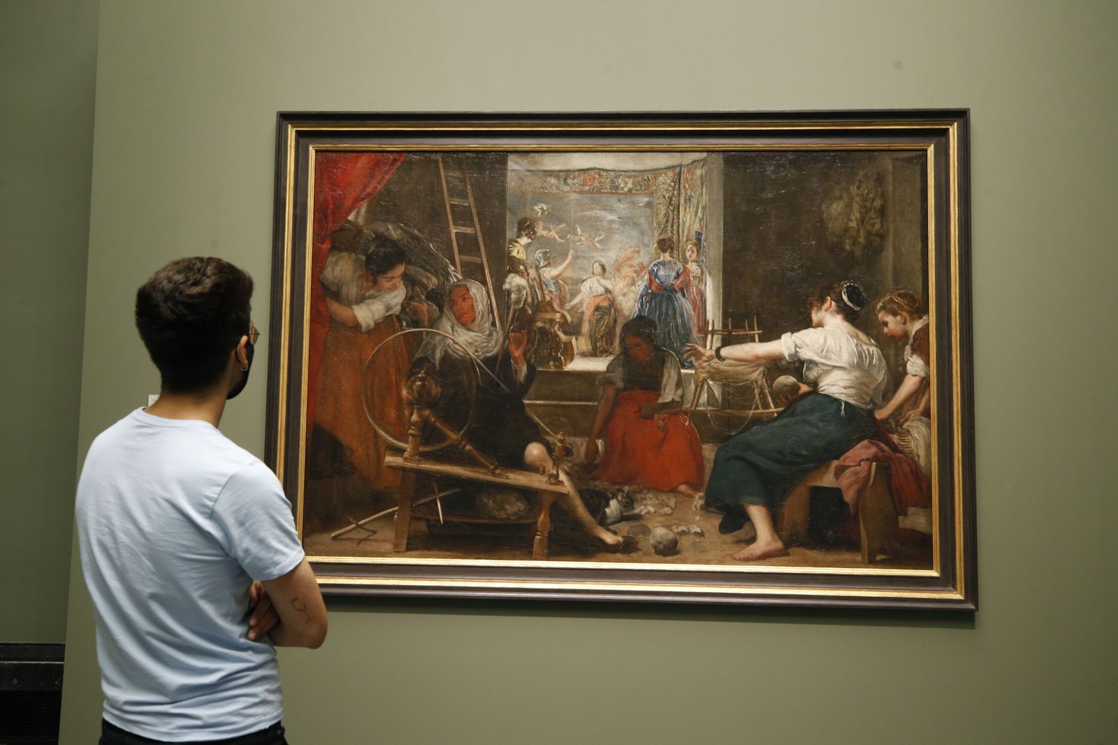 ‘Las hilanderas’ de Velázquez con el marco móvil que enmascara las bandas añadidas en el XVIII.