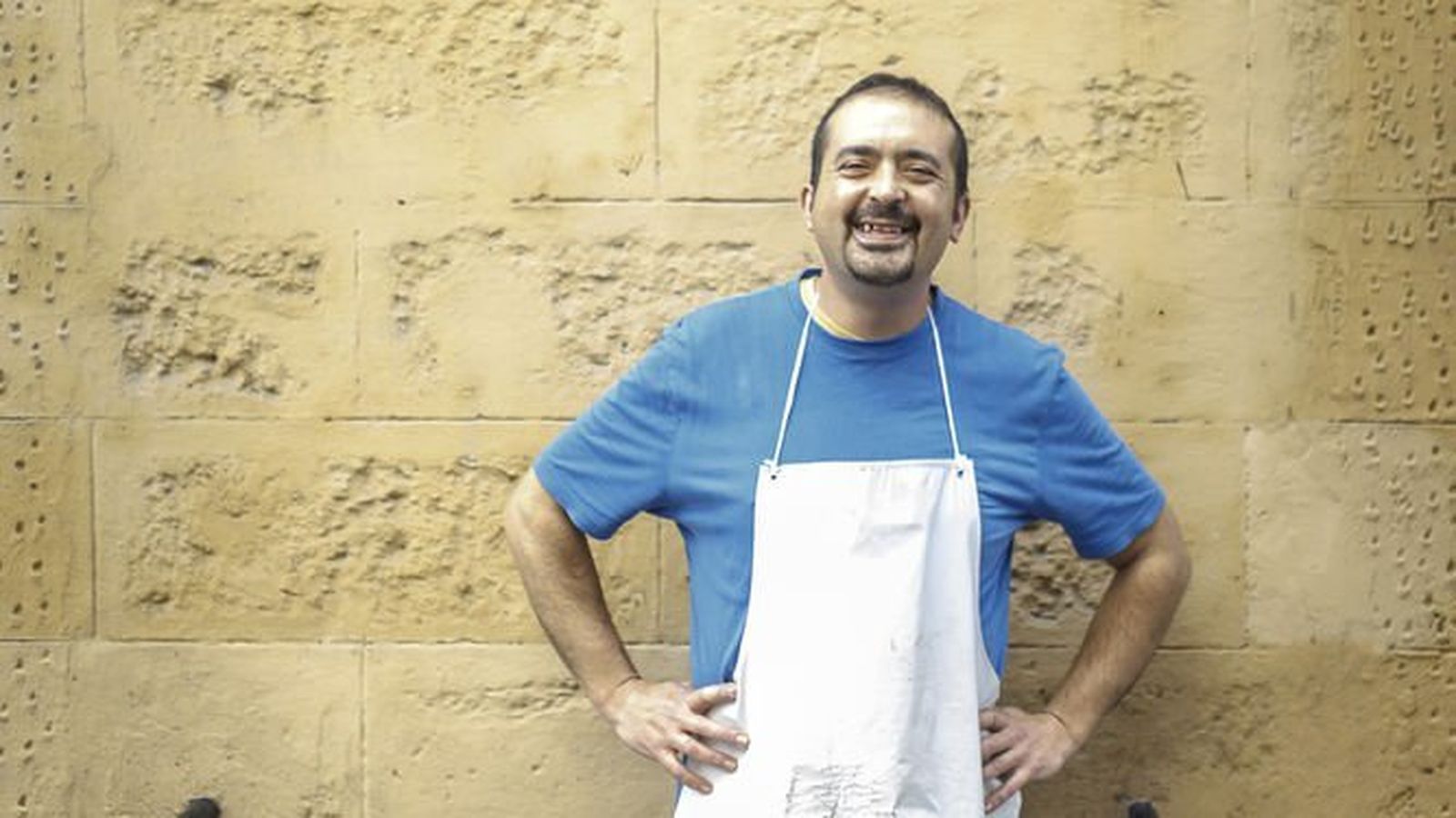 Pedro Cózar en la puerta de su pescadería, en la esquina de Cervantes y Vea Murguía.