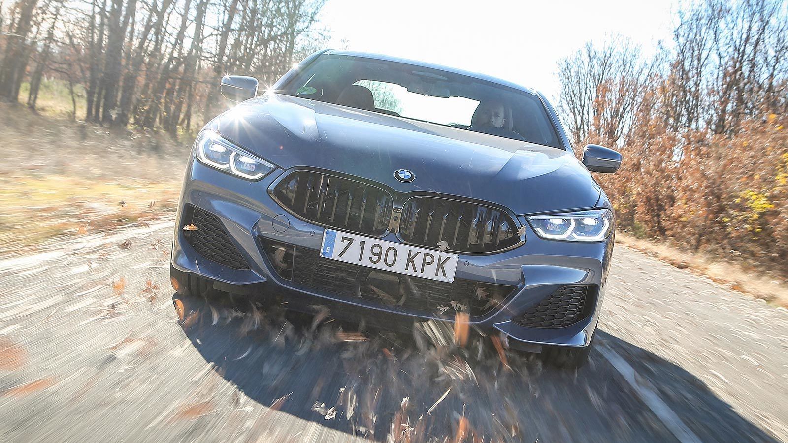 El frontal se caracteriza por su parrilla activa: se abre y cierra para mejorar la aerodinámica.