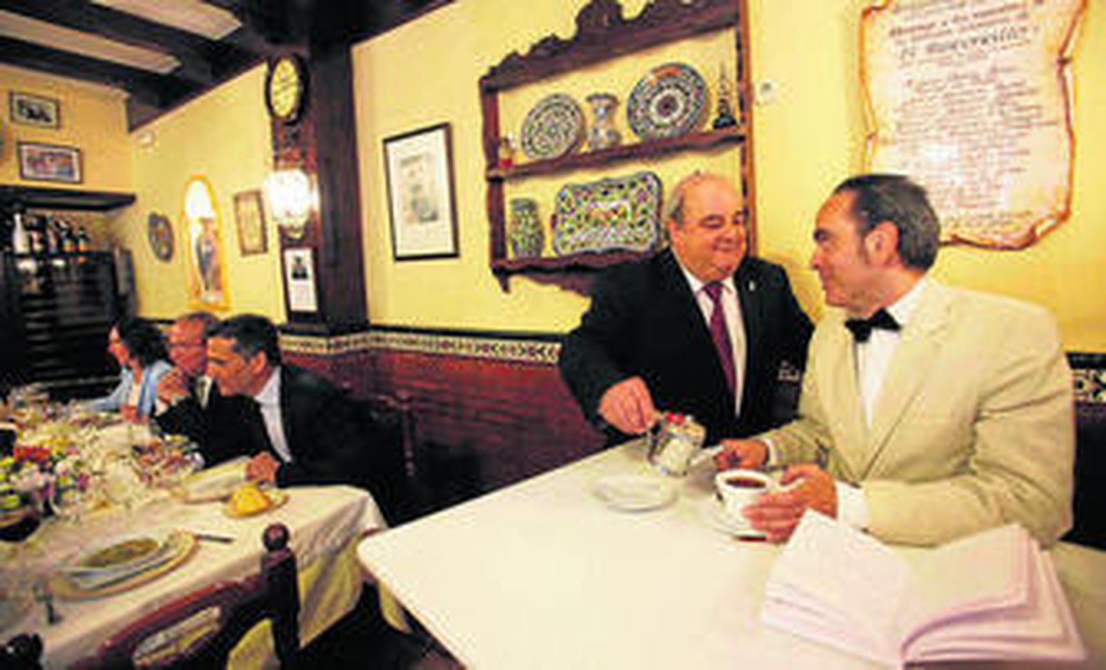 Luis Oruezábal sirve un café al doble de Federico García Lorca.