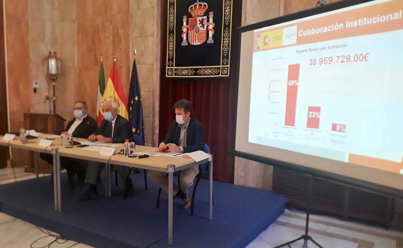 El subdelegado del Gobierno de España en  Almería, Manuel de la Fuente Arias, acompañado por el director provincial del  SEPE, José Carlos Lara, y el jefe provincial de Trabajo, Antonio  Hernández, ha ofrecido hoy datos del Programa PFEA.