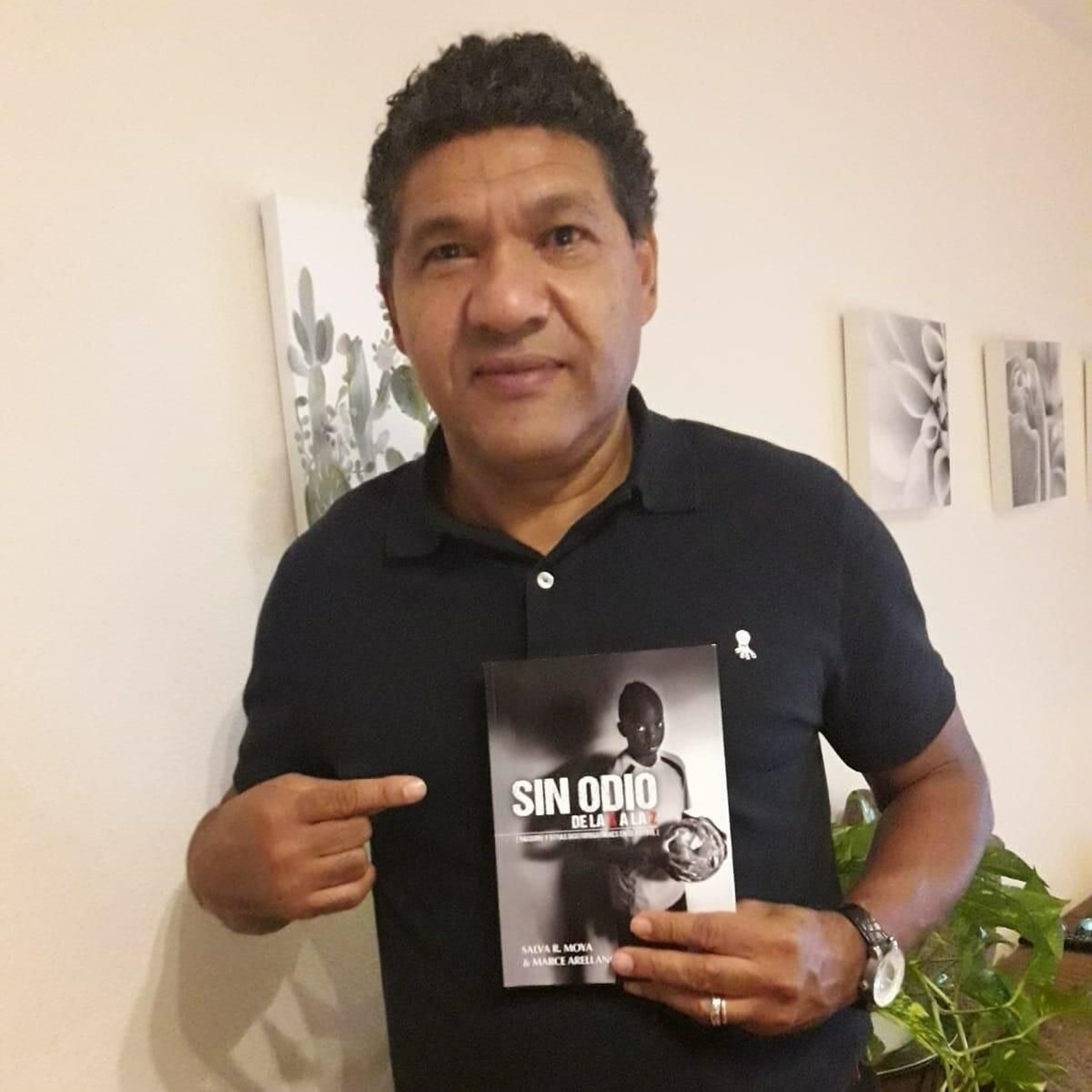 Donato, ex del Dépor, con el libro.