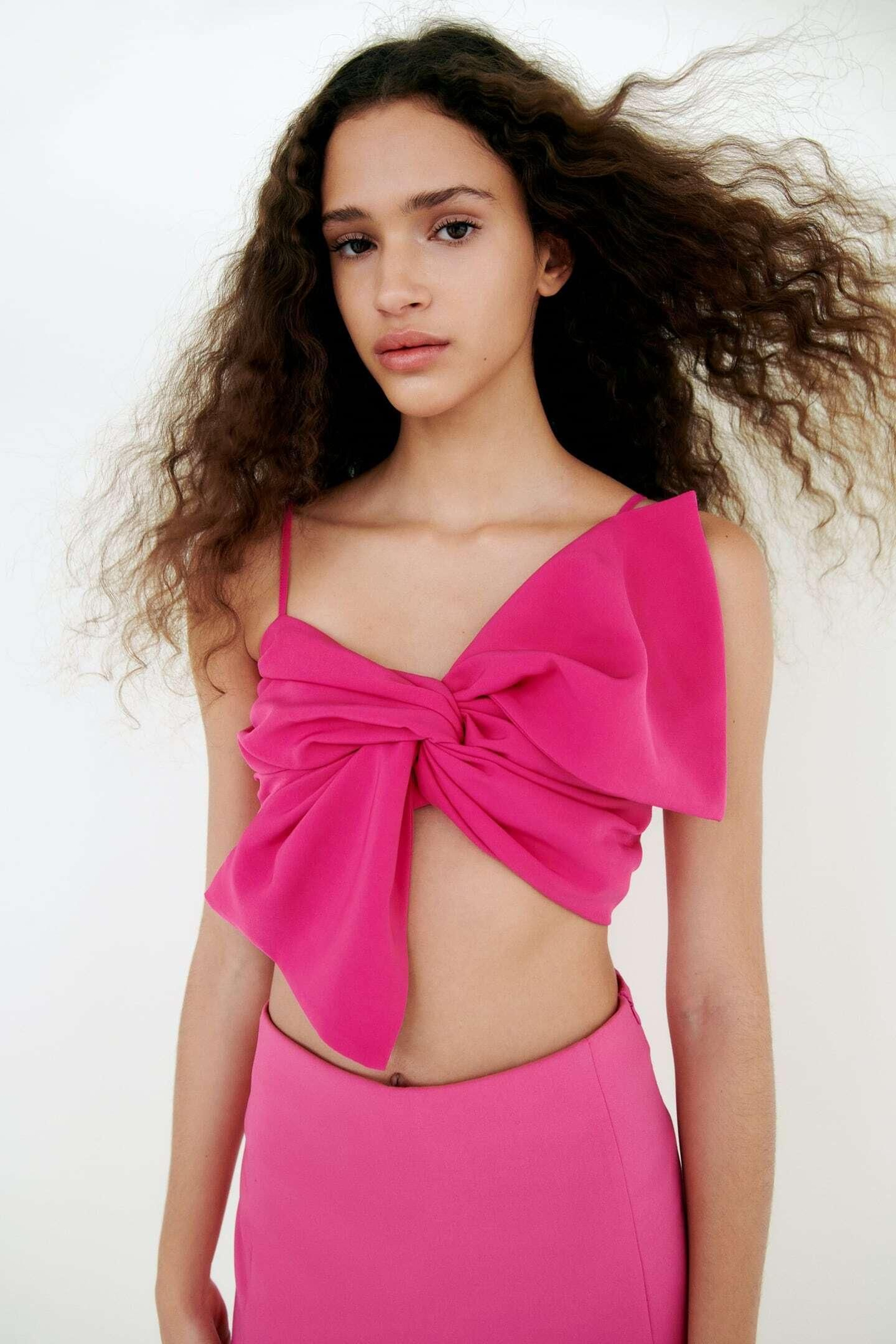 Crop top con lazada en el pecho en color rosa fucsia de Zara.