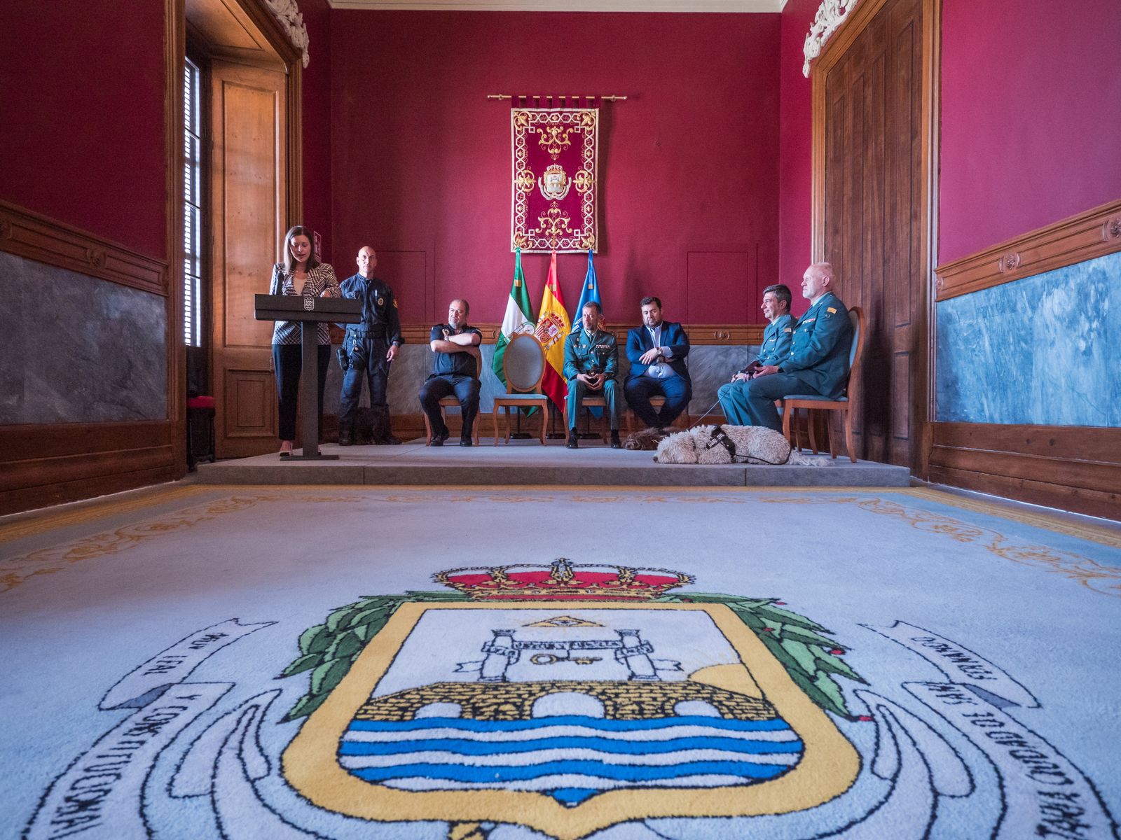 Las imágenes de la entrega del perro adiestrado Enzo a la Guardia Civil en San Fernando