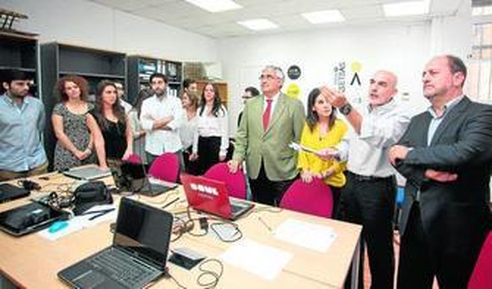 Alumnos y docentes del proyecto Solar Decathlon junto a A. Ramírez de Arellano, rector de la Hispalense, y José Antonio García, viceconsejero de Vivienda.