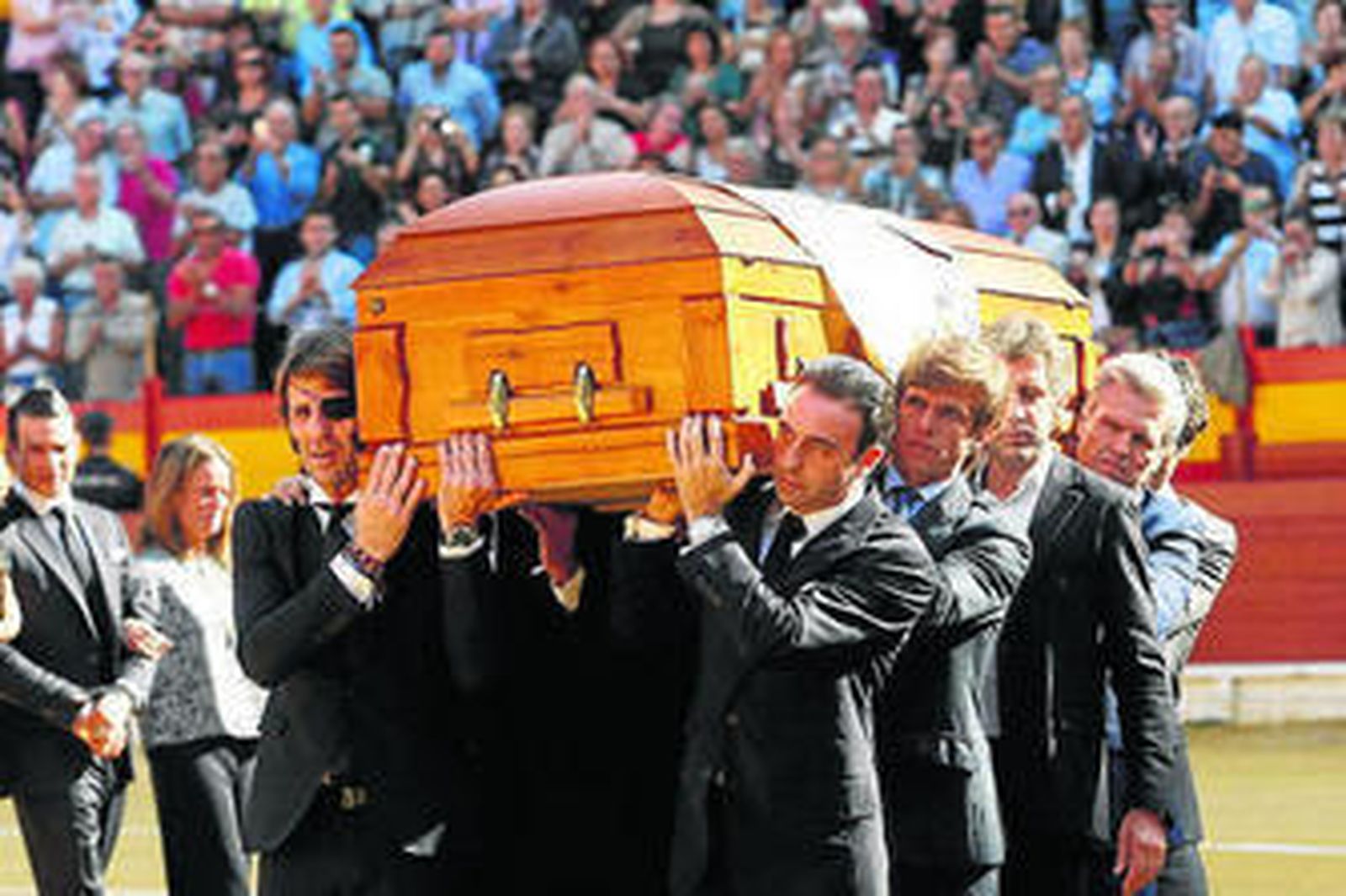 Padilla, Ponce, Juli, Hermoso y Espartaco portan el féretro en la vuelta al ruedo.