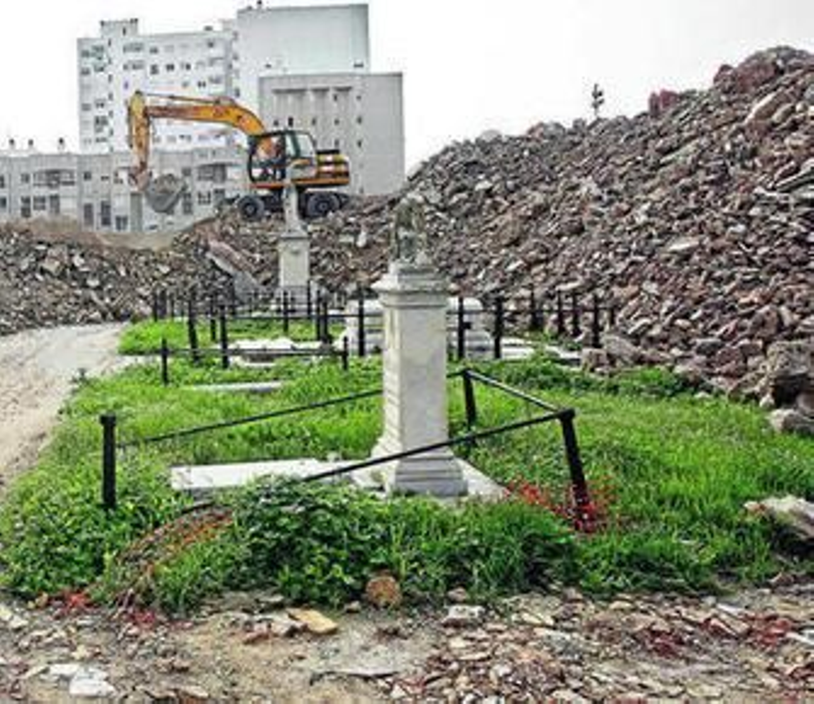 Imagen del cementerio de San José durante el derribo de nichos y cuarteladas.