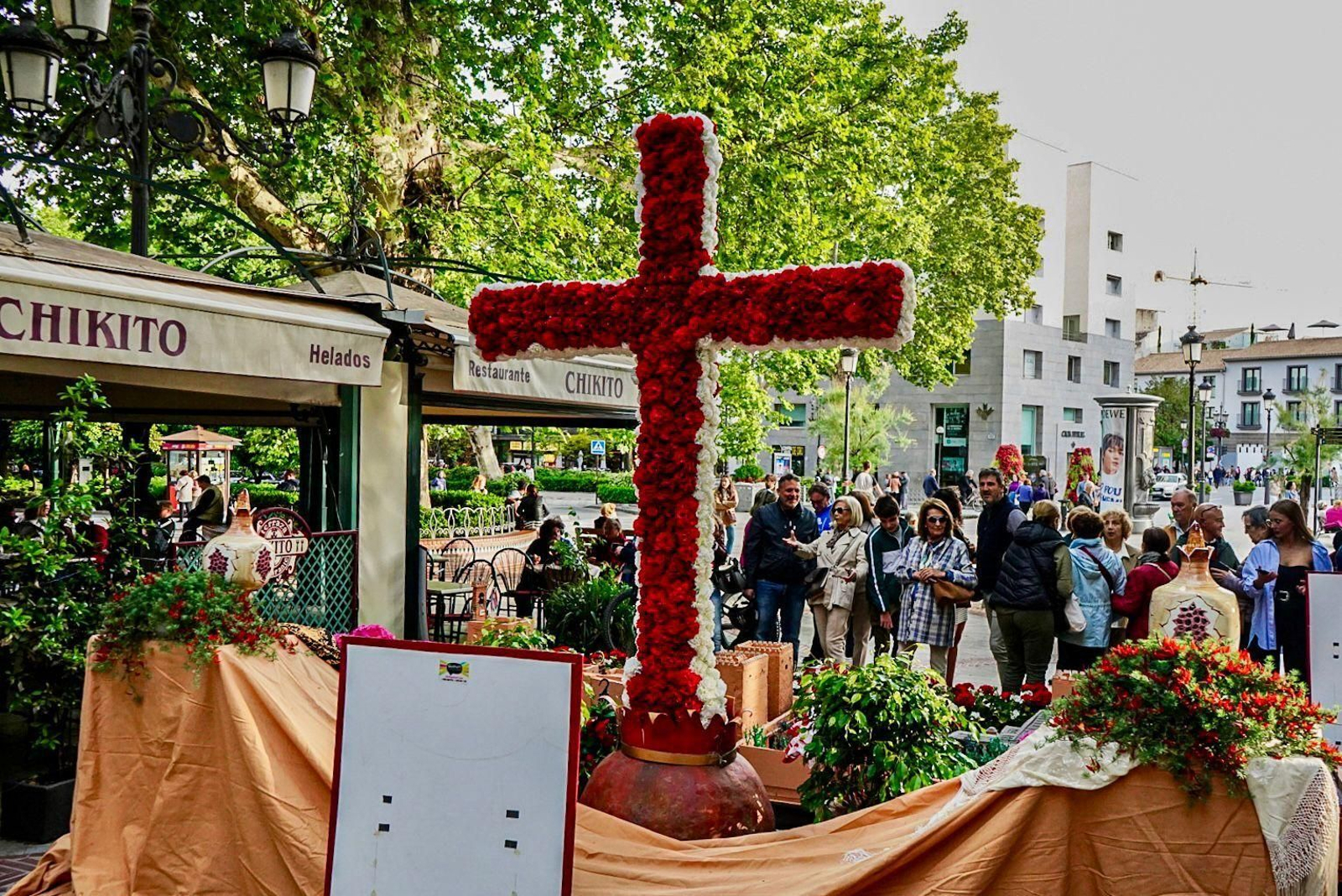 Granada ya vive las Cruces desde el día de antes: las mejores fotos