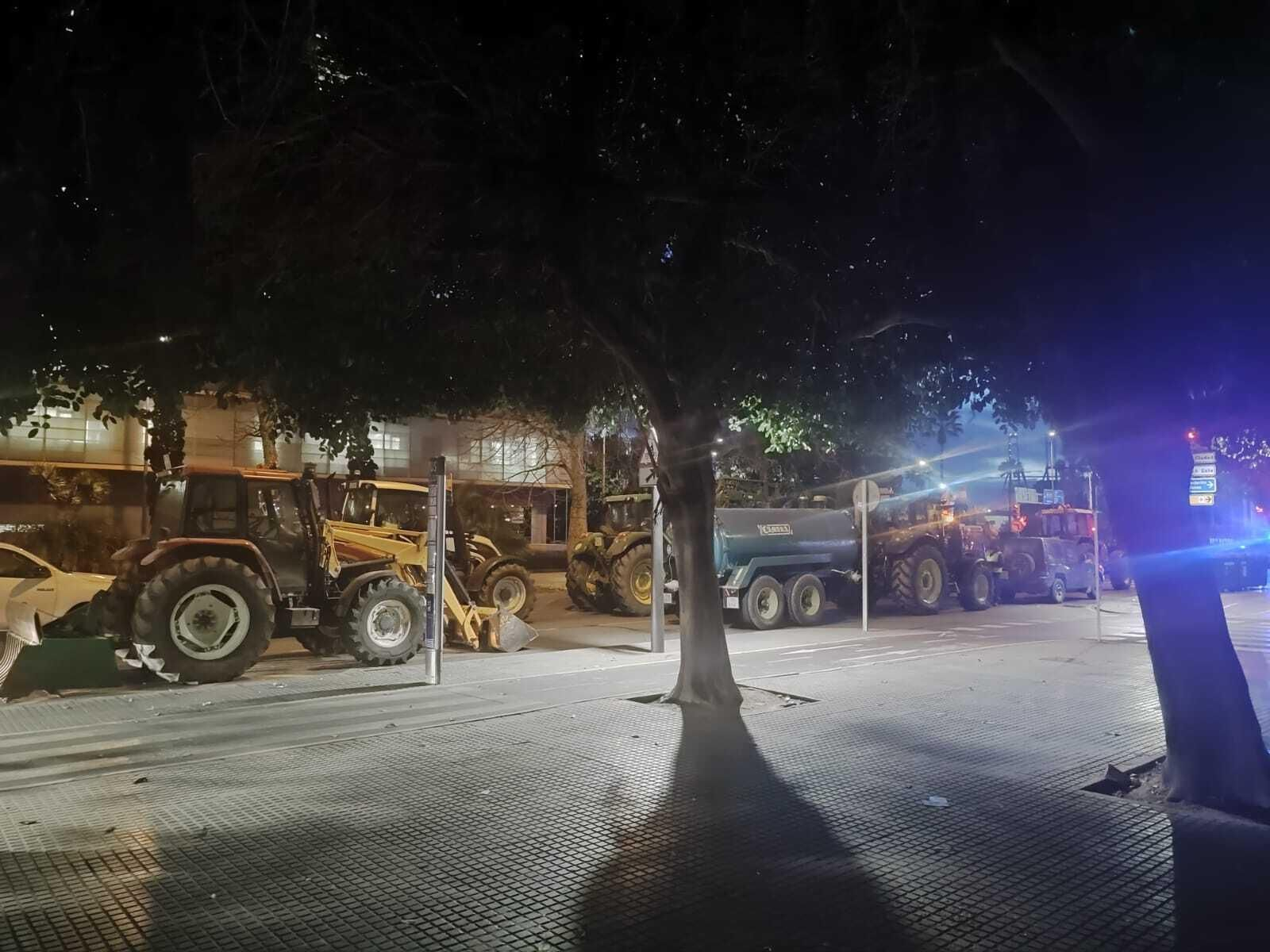 Tractores junto a la entrada del Puerto de Málaga.