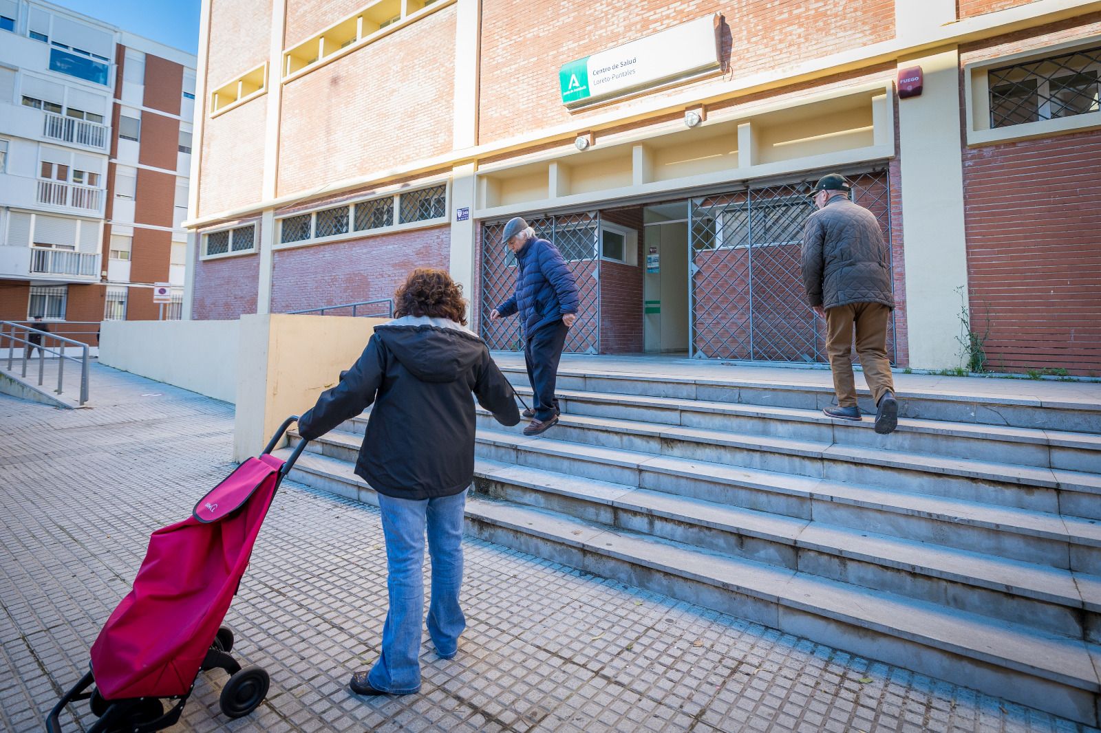 Acceso al centro de salud Loreto-Puntales, en Cádiz, en una imagen de esta mañana.
