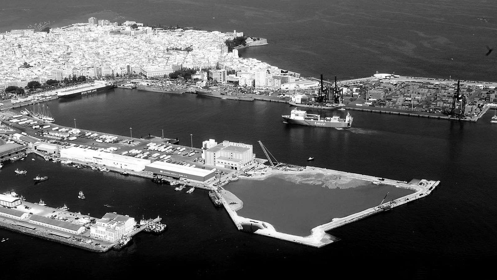 Imagen de 2008, cuando se estaban llevando a cabo los rellenos que dieron como resultado la ampliación del Muelle Marqués de Comillas del puerto de Cádiz