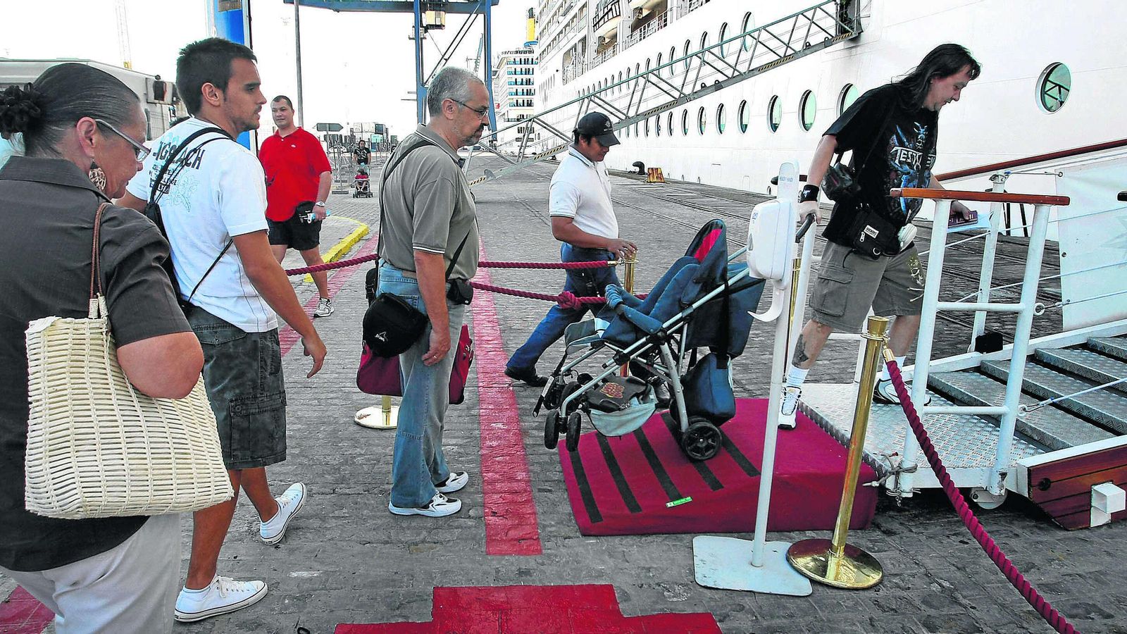 Un grupo de cruceristas embarcan a bordo del MSC Orchestra que, hace ya unos años, utilizó Cádiz como puerto de embarque y desembarque Un grupo de cruceristas embarcan a bordo del MSC Orchestra que, hace ya unos años, utilizó Cádiz como puerto de embarque y desembarque