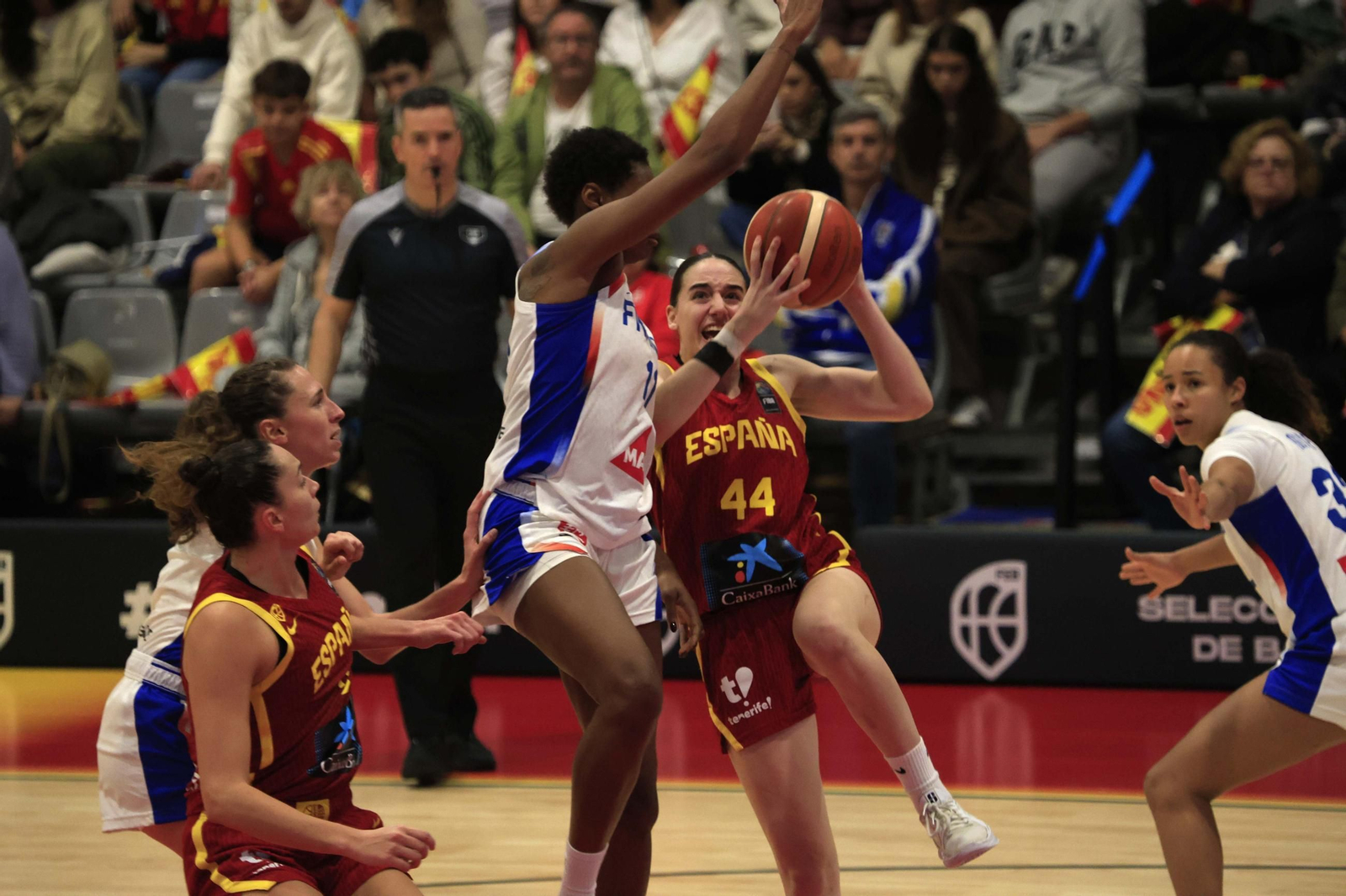 Fotos del partido y ambiente en el España-Francia del Torneo Internacional de Baloncesto Femenino en La Línea