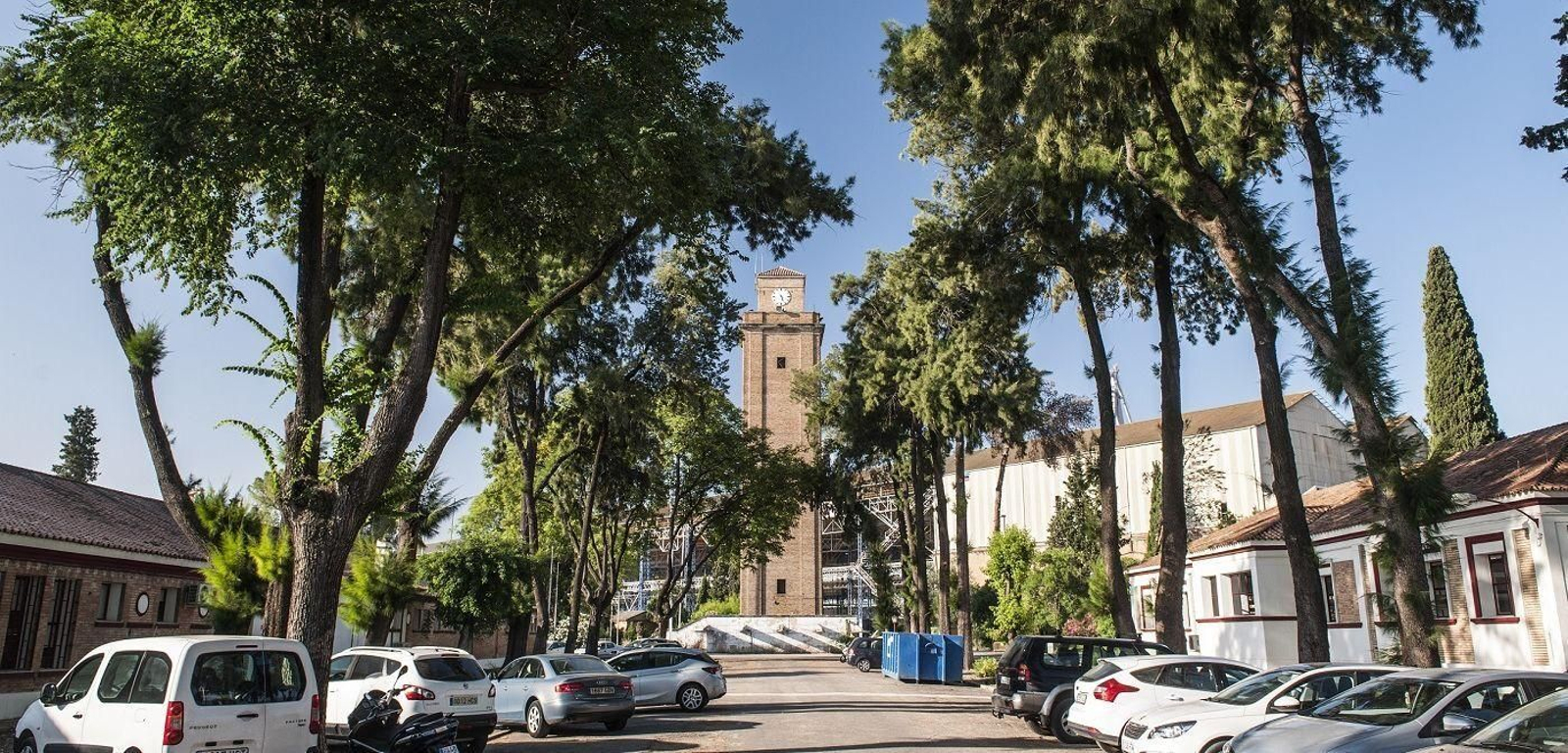 Vista de algunos de los edificios del Polígono de Astilleros del Puerto de Sevilla.