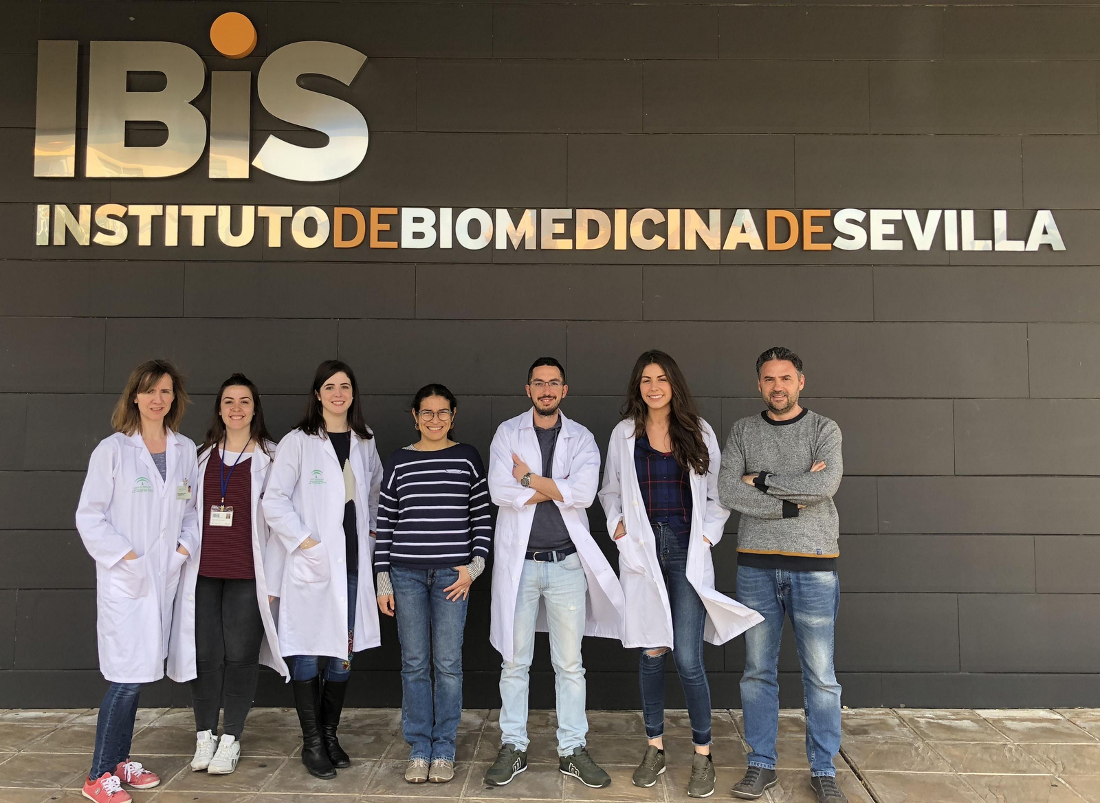 Alberto Pascual (el primero por la derecha) junto a los miembros de su laboratorio.