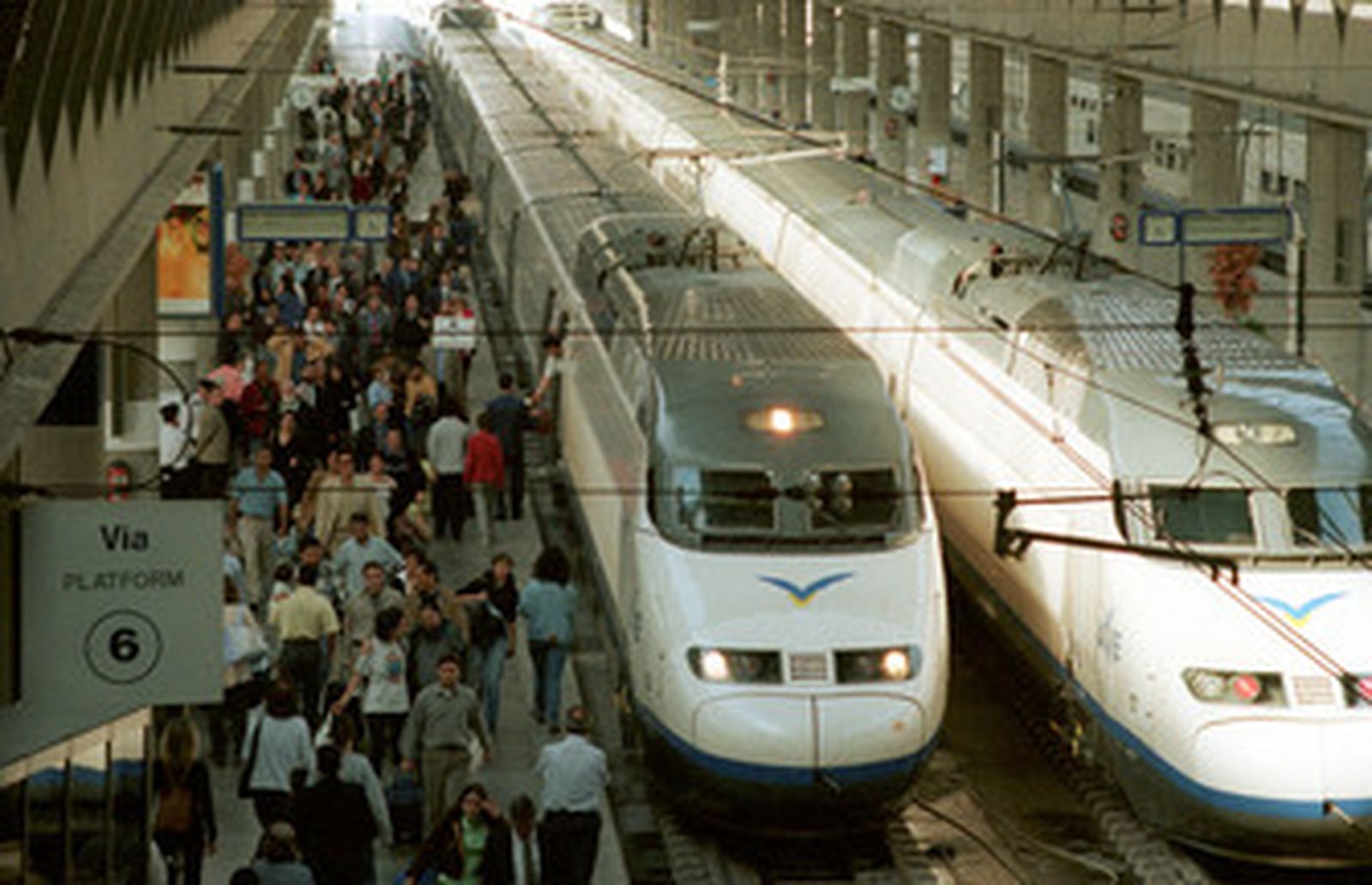 Dos trenes AVE en la estación de Santa Justa.