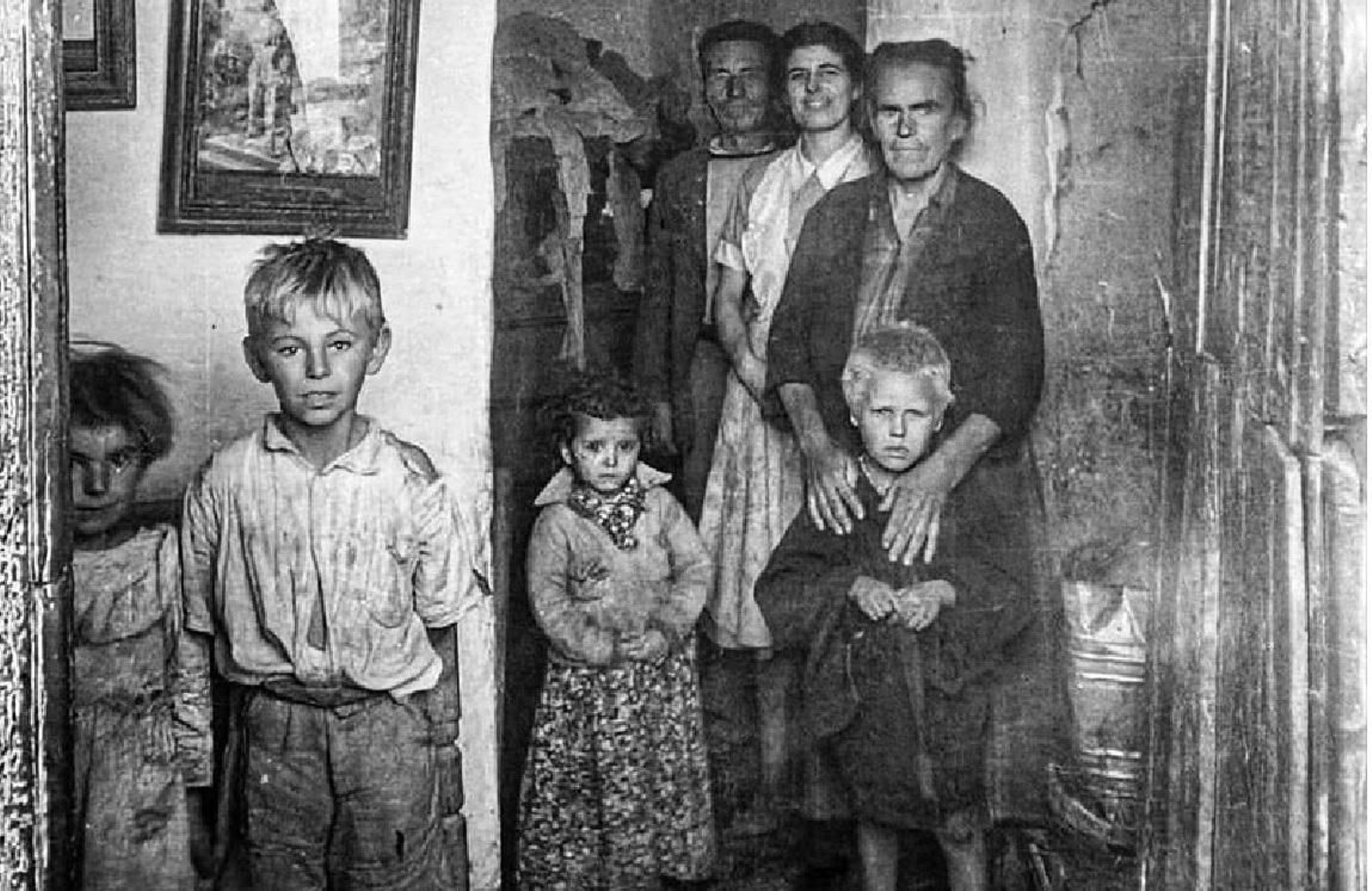 Imagen de una familia en una vivienda de Málaga en agosto de 1952.