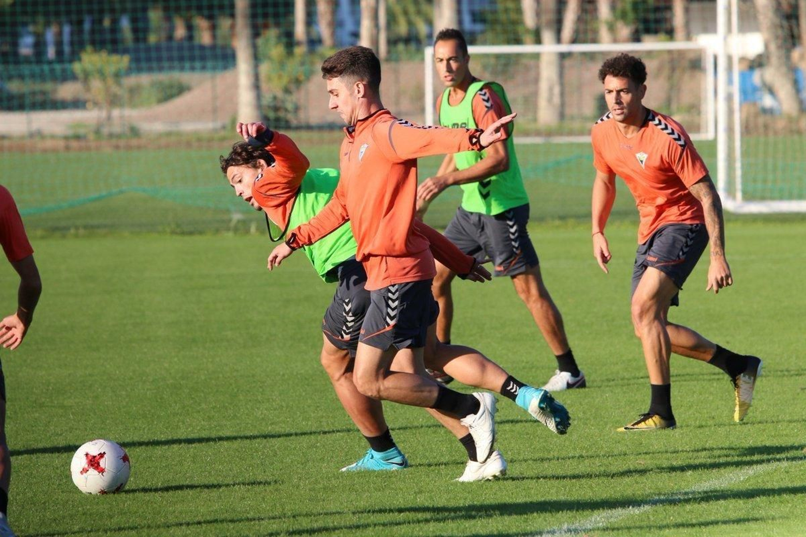Miguelito avanza en un entrenamiento del Marbella esta semana.