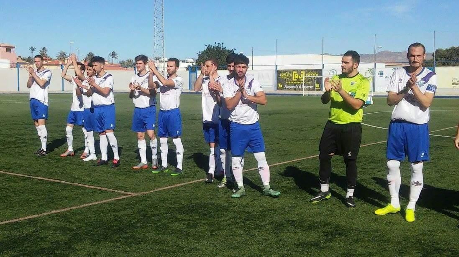 Jugadores veratenses aplauden a la grada antes de comenzar el duelo.