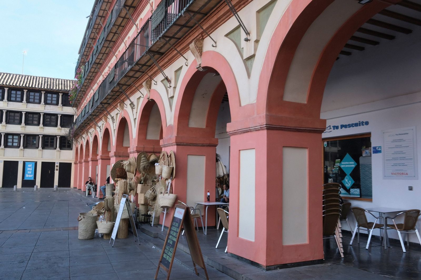 La plaza de la Corredera de Córdoba vuelve a lucir libre de pintadas, en imágenes