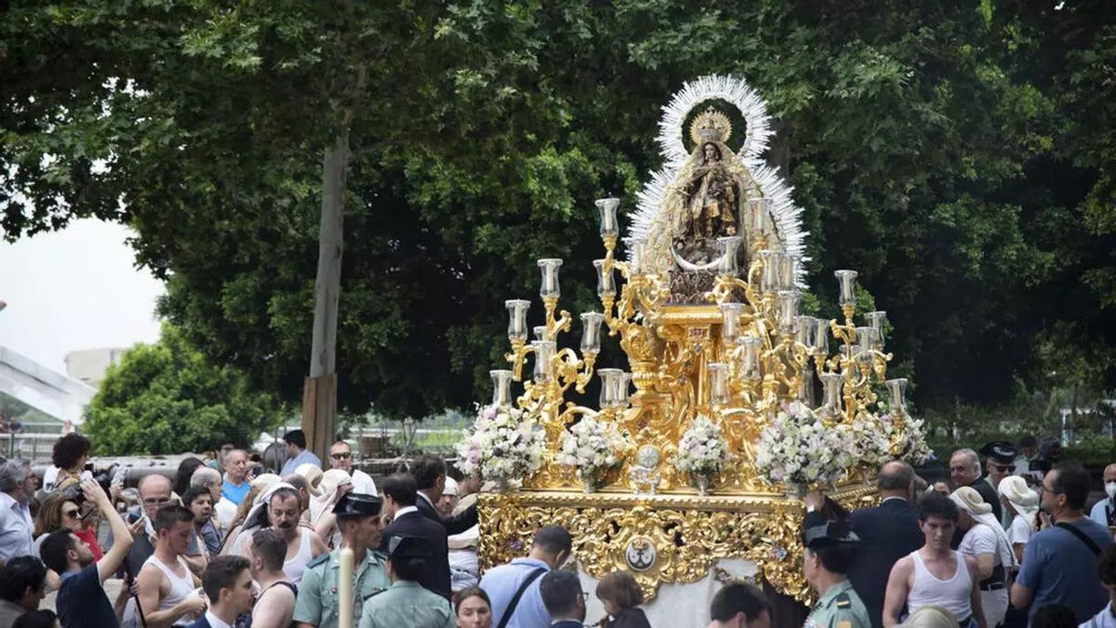 La Virgen del Carmen embarcando en la dársena del río
