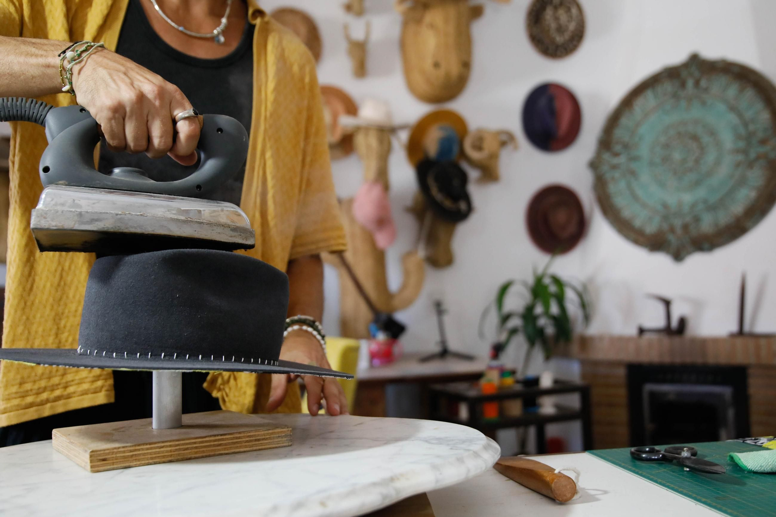 Imágenes del proceso creativo en sombreros de Alejandro Mateo