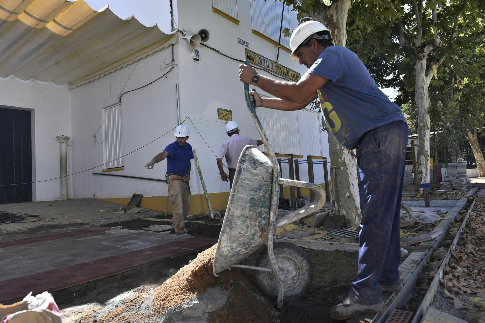 Un operario trabaja en el CEIP Huerta de Santa Marina.