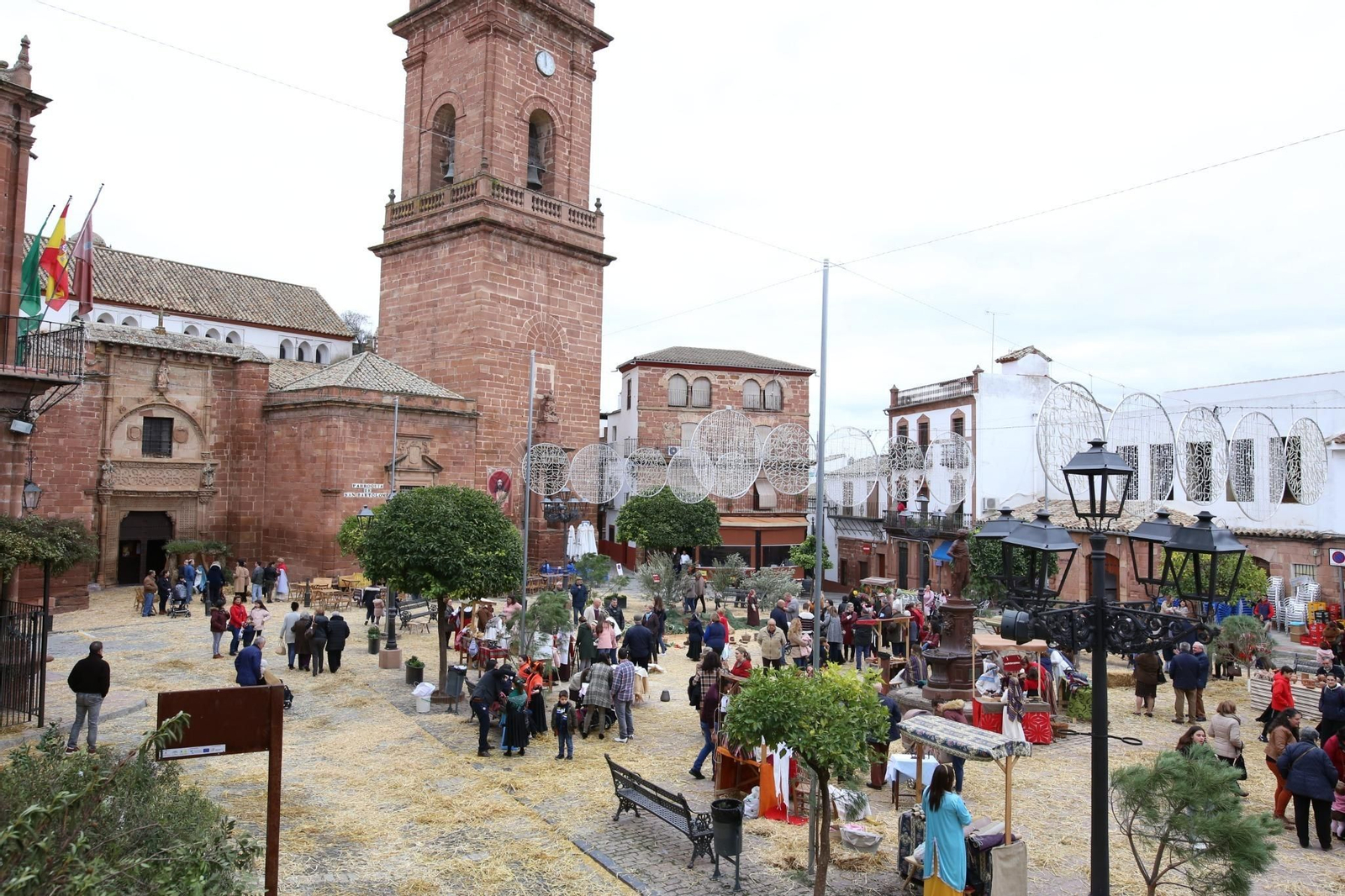 Un centenar de niños de Montoro convierten la plaza de España en un belén viviente
