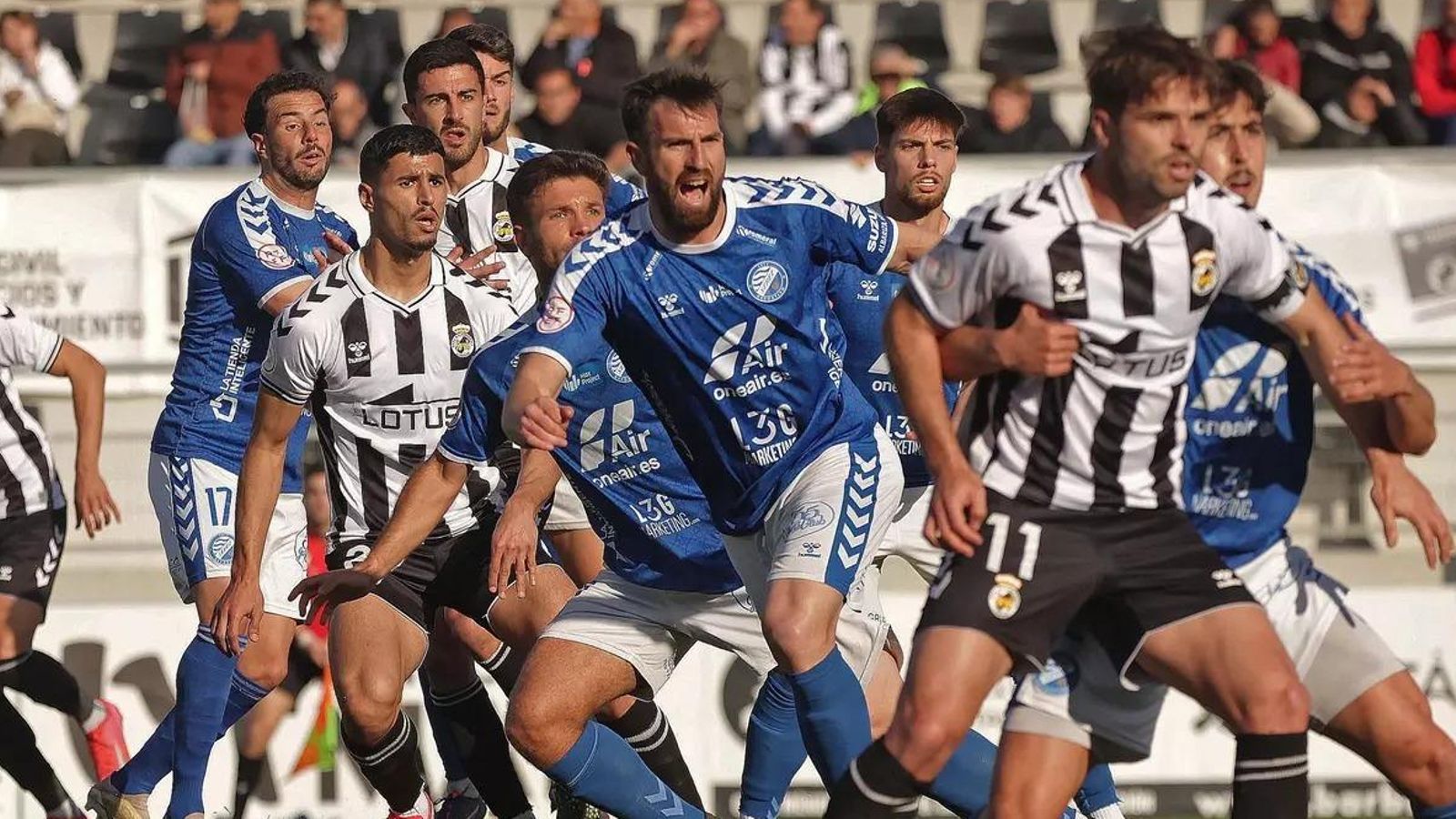 Antonio Oca busca el balón en una jugada a balón parado en el partido contra la Balona.