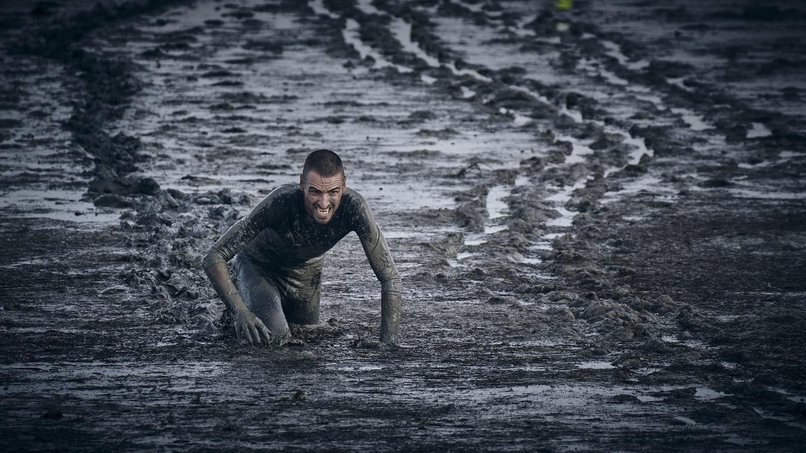 El ganador de la Fan Pin 2023, a punto de completar el recorrido, en el tramo final de fango.