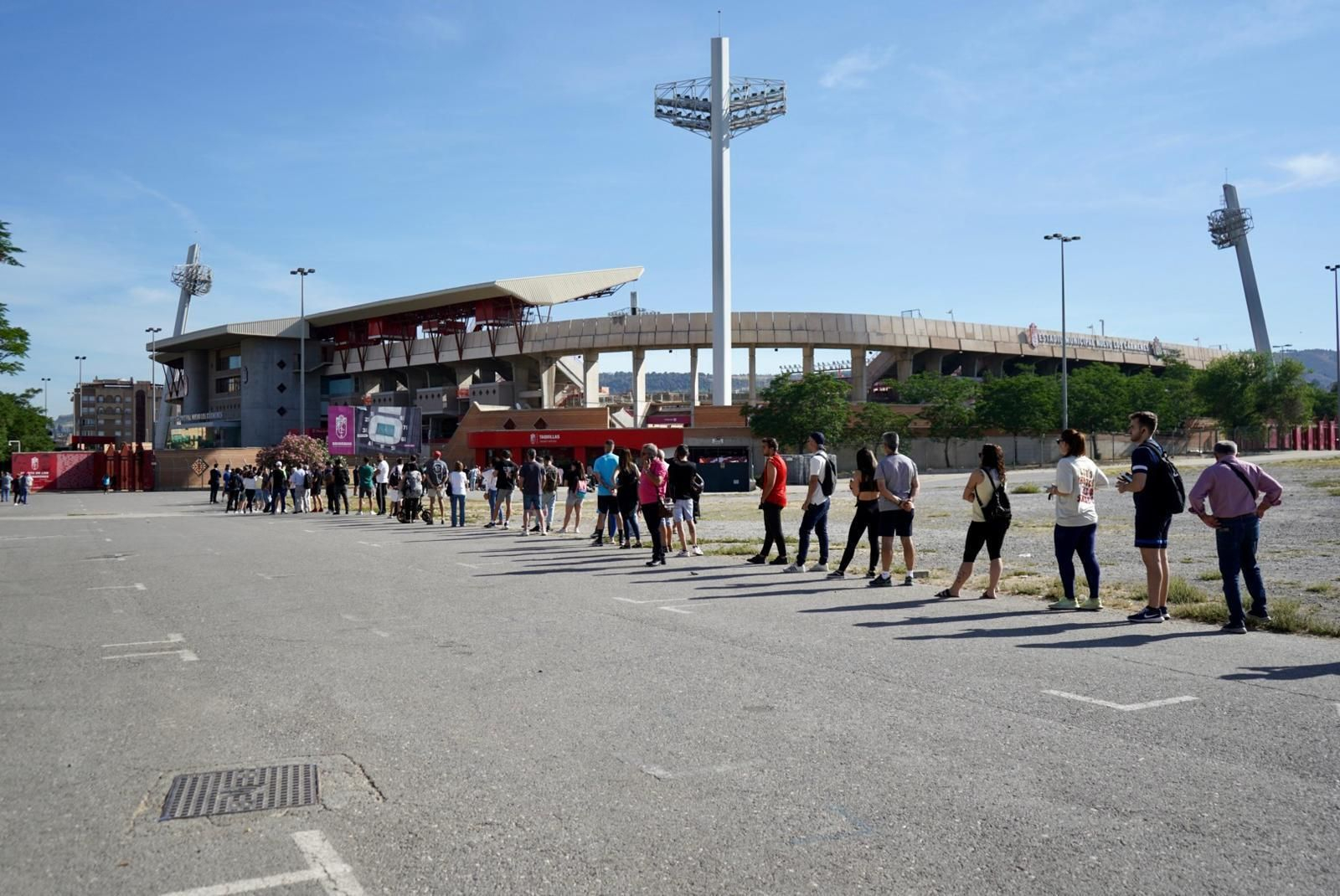 En imágenes: Las colas para conseguir una entrada del Granada - Lugo