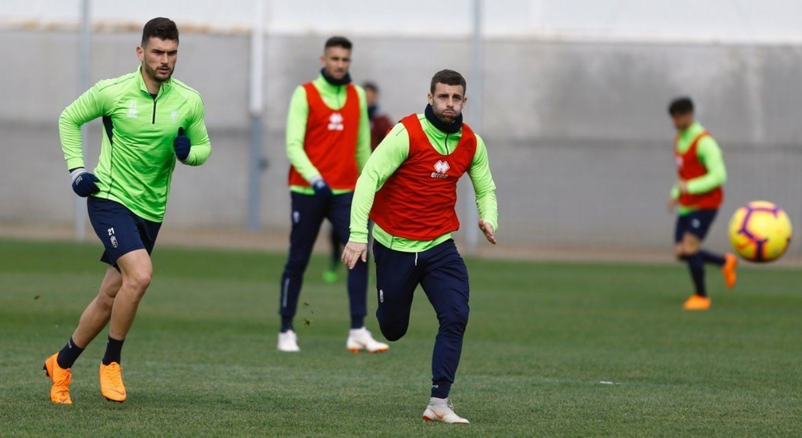 La plantilla del Granada prepara con intensidad el encuentro ante el Sporting