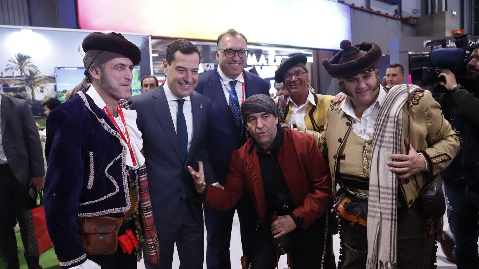 El presidente de la Junta, con un grupo de bandoleros en el pabellón andaluz.