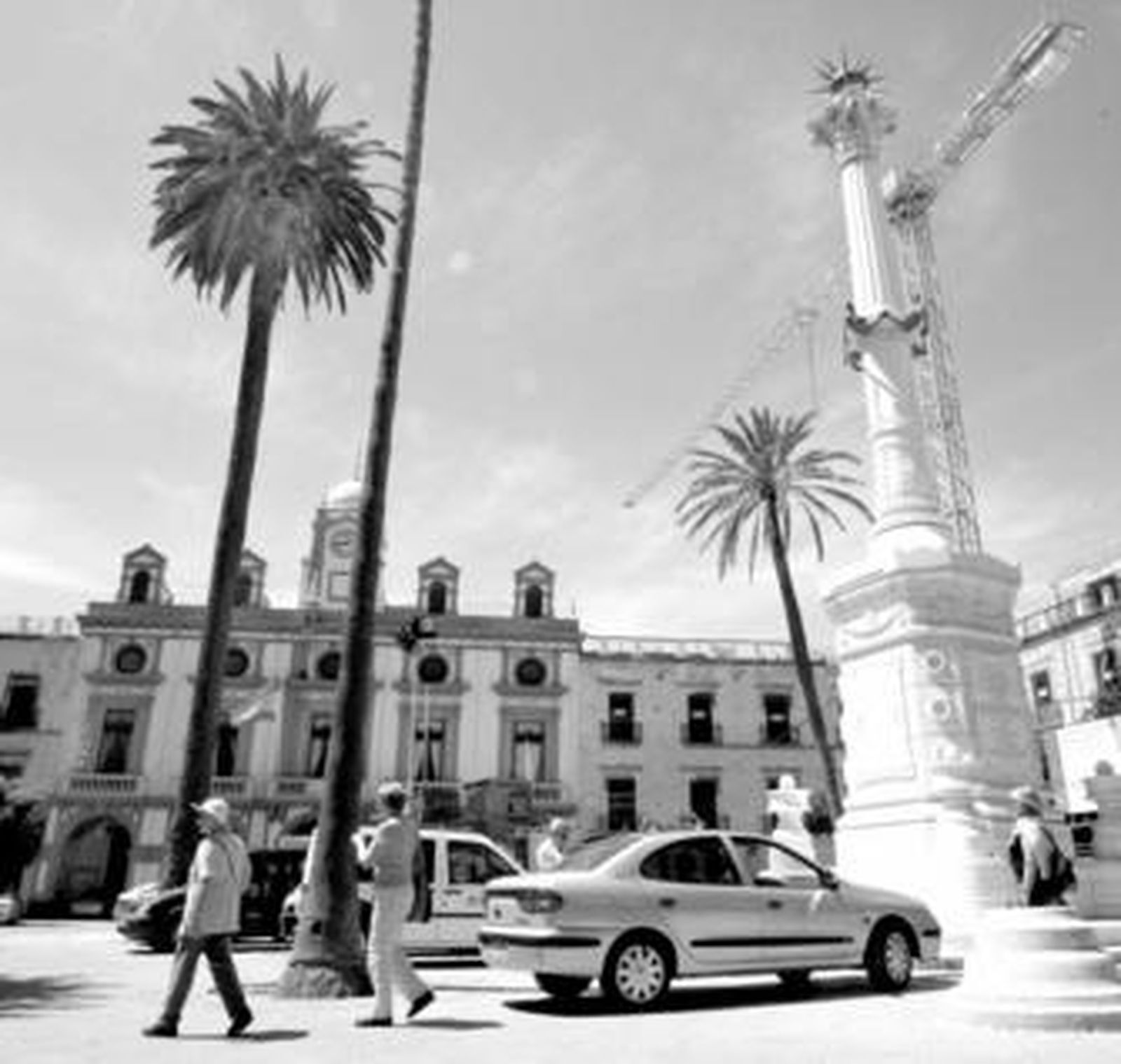 Dos turistas visitan la Plaza Vieja, en obras desde hace tres años.