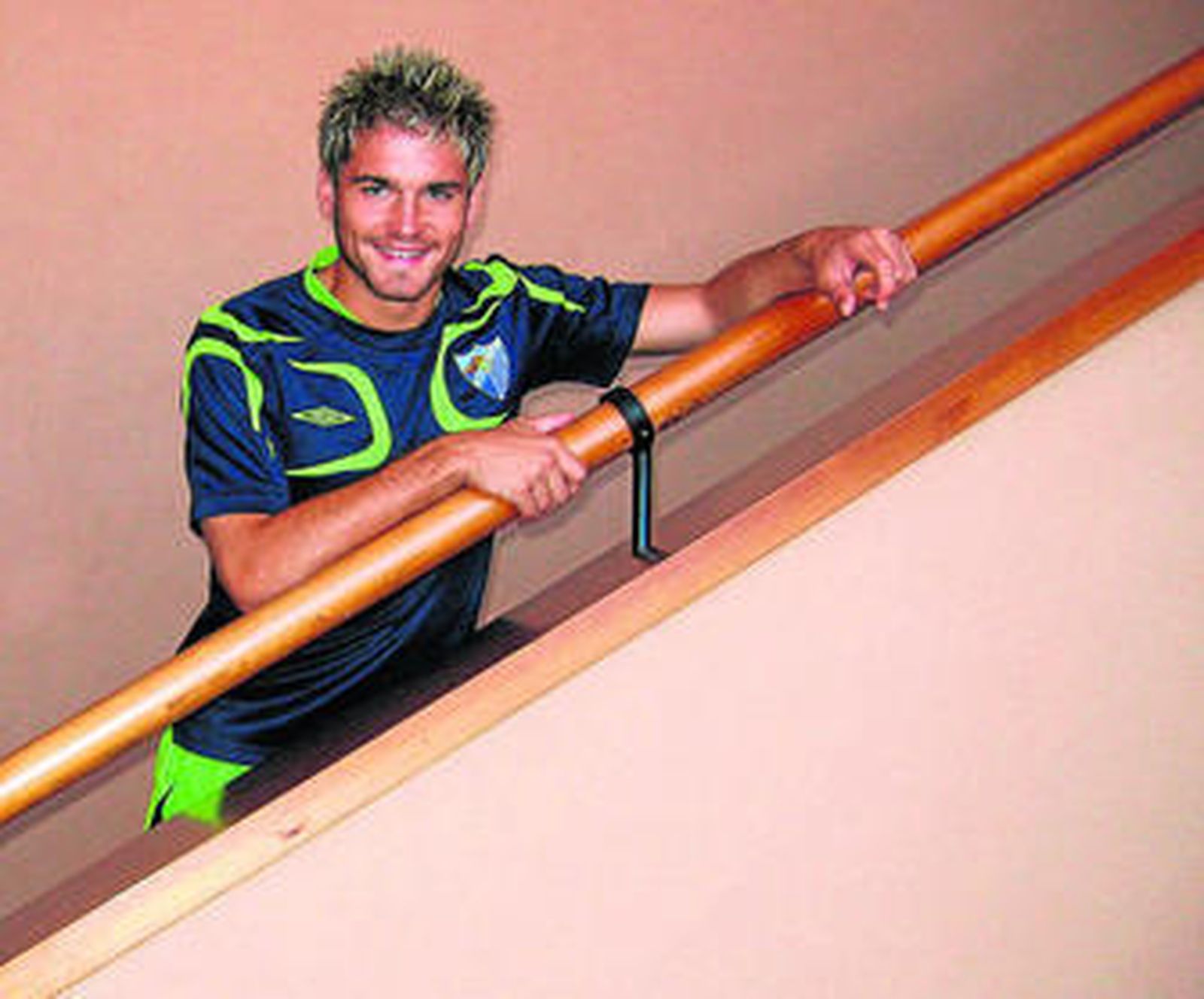 Recio juega con el balón en la sesión de ayer.