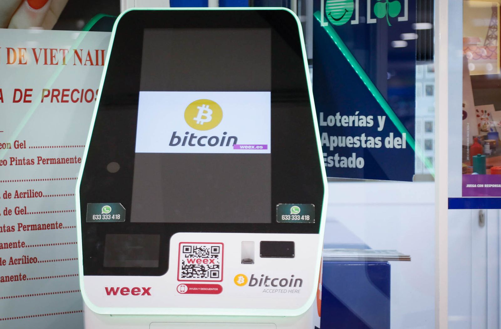 Pantalla del cajero de bitcoin, instalado en el Carrefour de la Avenida del Mediterráneo.