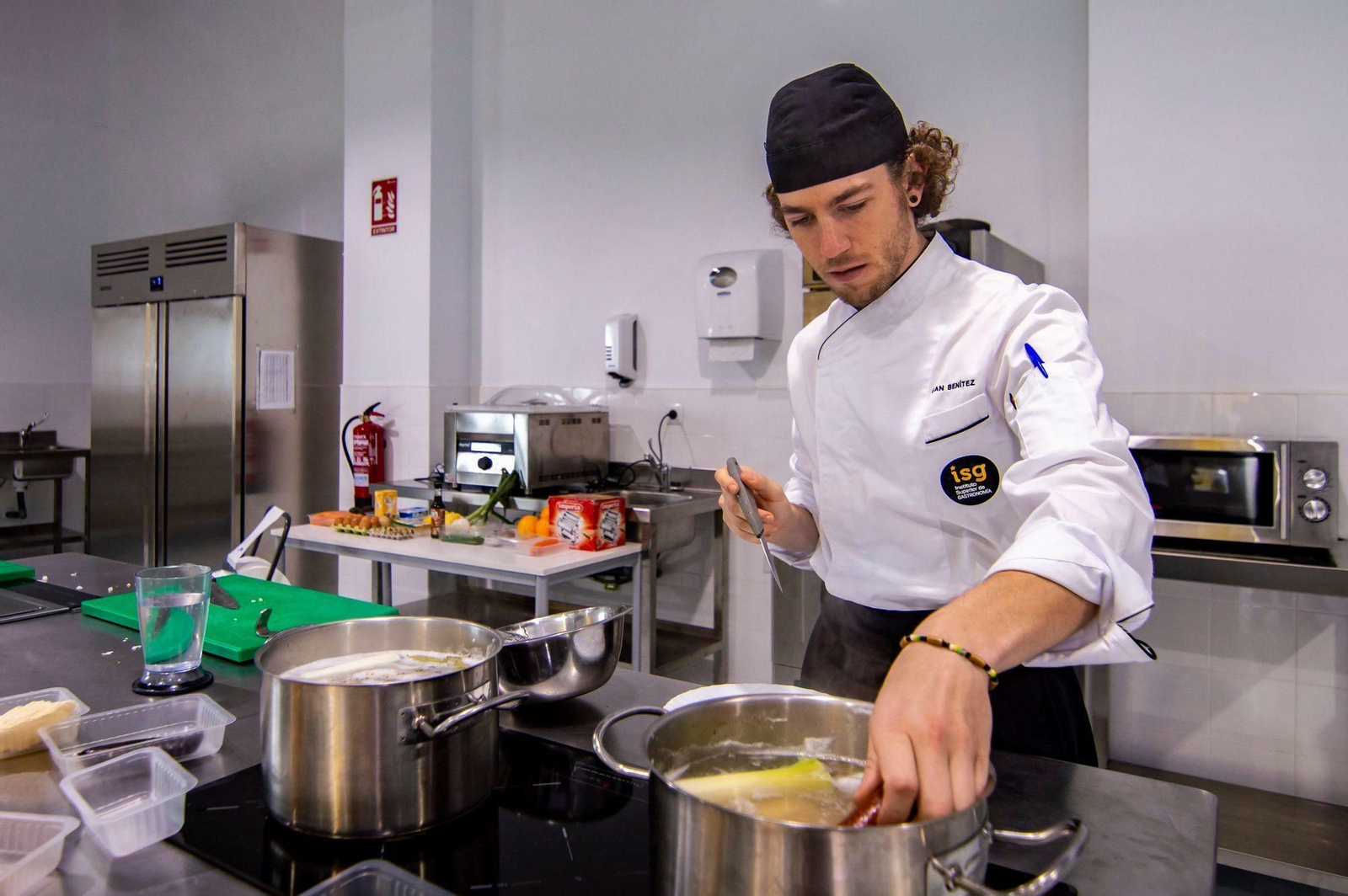 Uno de los alumnos que asisten a las clases del Instituto Superior de Gastronomía de Huelva.