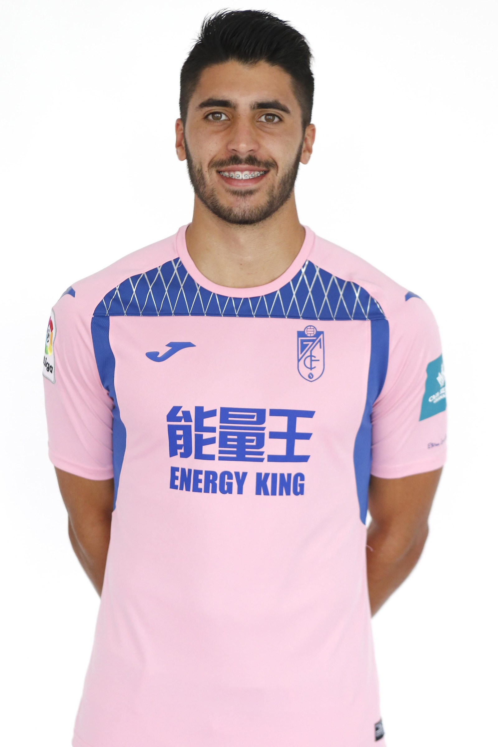 Álex Martínez choca con Rober Correa, jugador que fue expulsado.