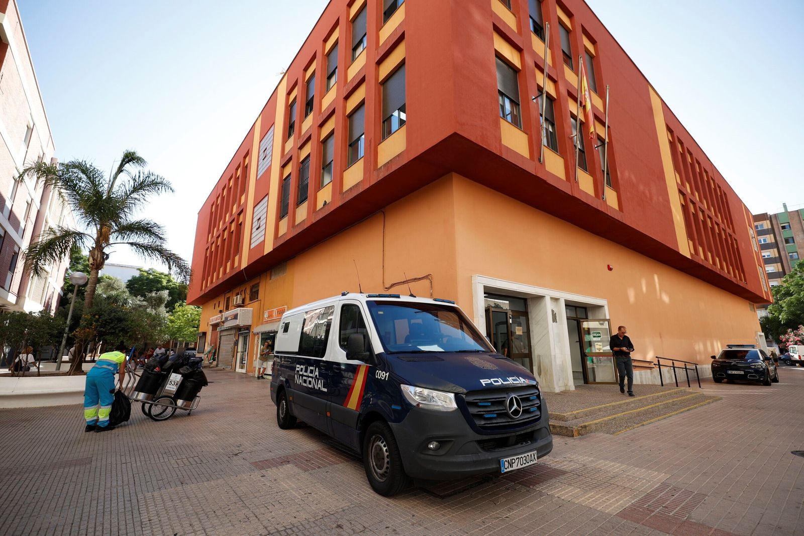 Una furgoneta policial, ayer a las puertas del Juzgado de San José; al fondo, otro vehículo estacionado.